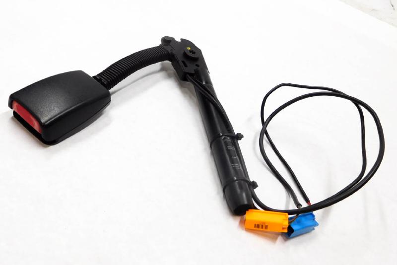 2005-2006 RANGE ROVER SPORT (L320) / LR3 RIGHT FRONT SEATBELT RECEIVER (BLACK) — exact item pictured