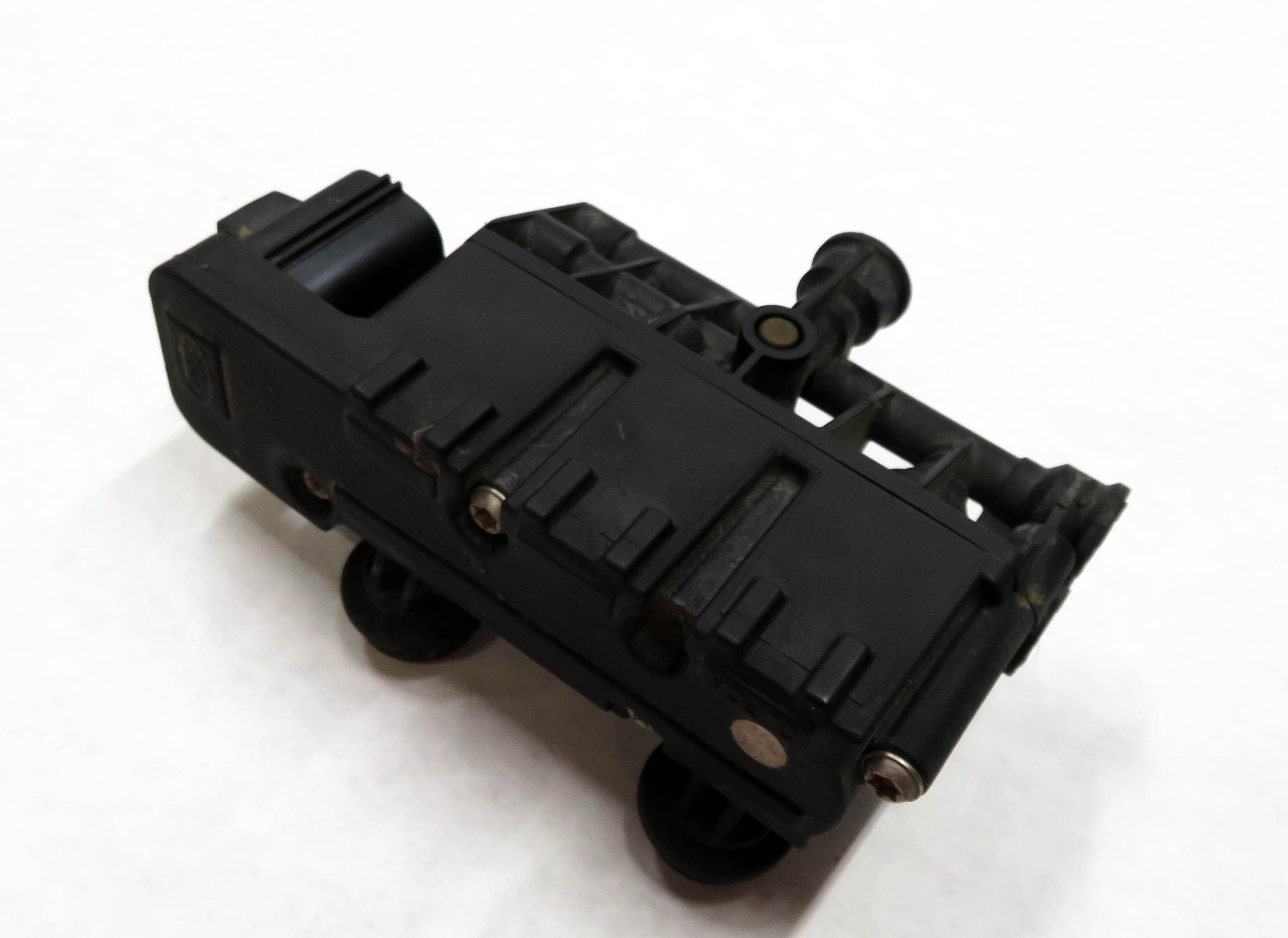2006 RANGE ROVER (L322) - AIR SUPPLY SUSPENSION PRESSURE RELIEF VALVE BLOCK — exact item pictured