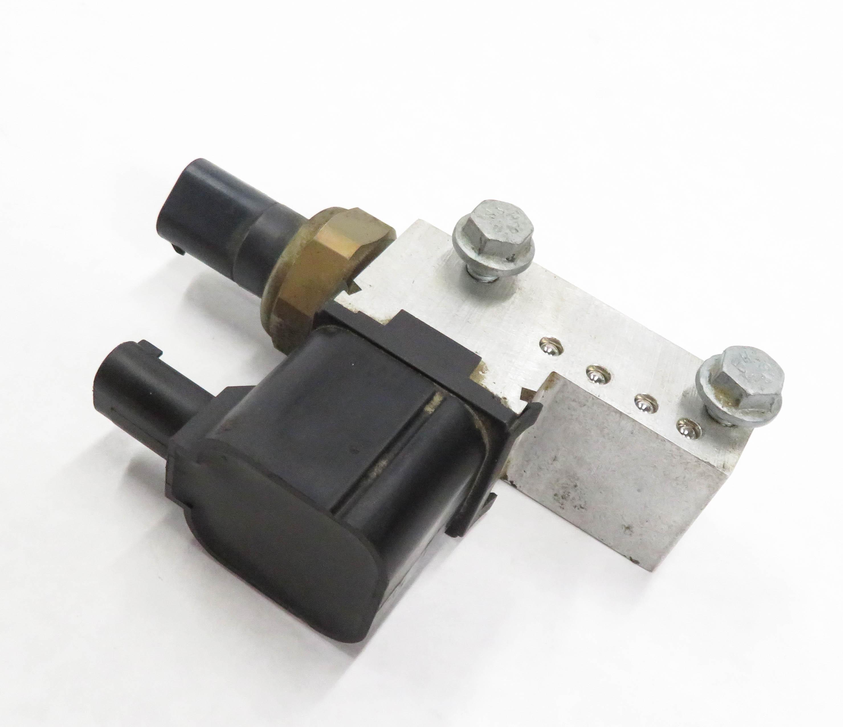 2006 MERCEDES BENZ CLS55 AMG (W219) AIR SUSPENSION PRESSURE RELIEF VALVE BLOCK — exact item pictured