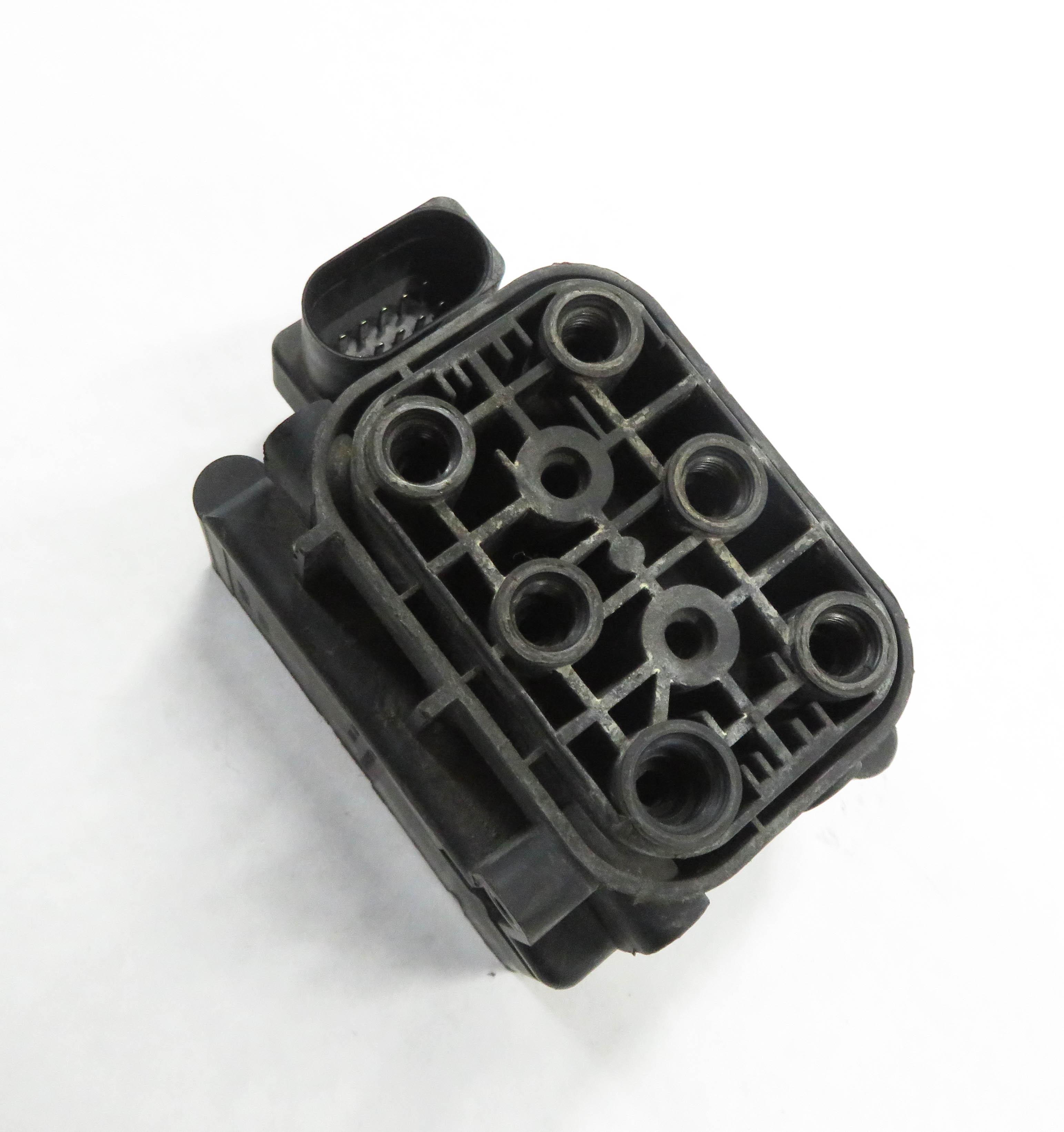 2007 MERCEDES GL450 (X164) AIR SUSPENSION PRESSURE RELIEF VALVE BLOCK — exact item pictured