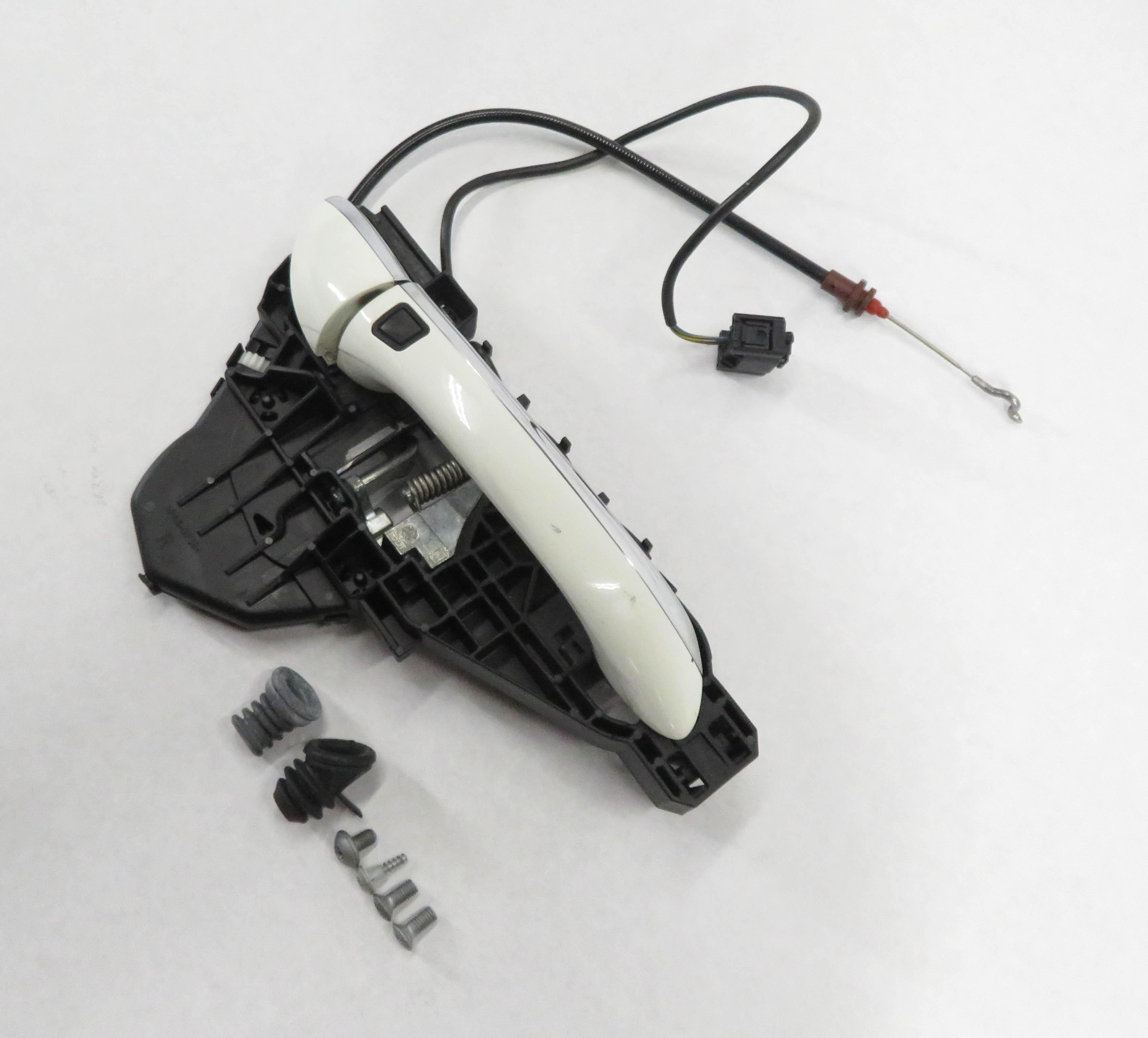 2009 MERCEDES BENZ ML320 (W164) RIGHT FRONT KEYLESS GO DOOR HANDLE (WHITE 650U) — exact item pictured