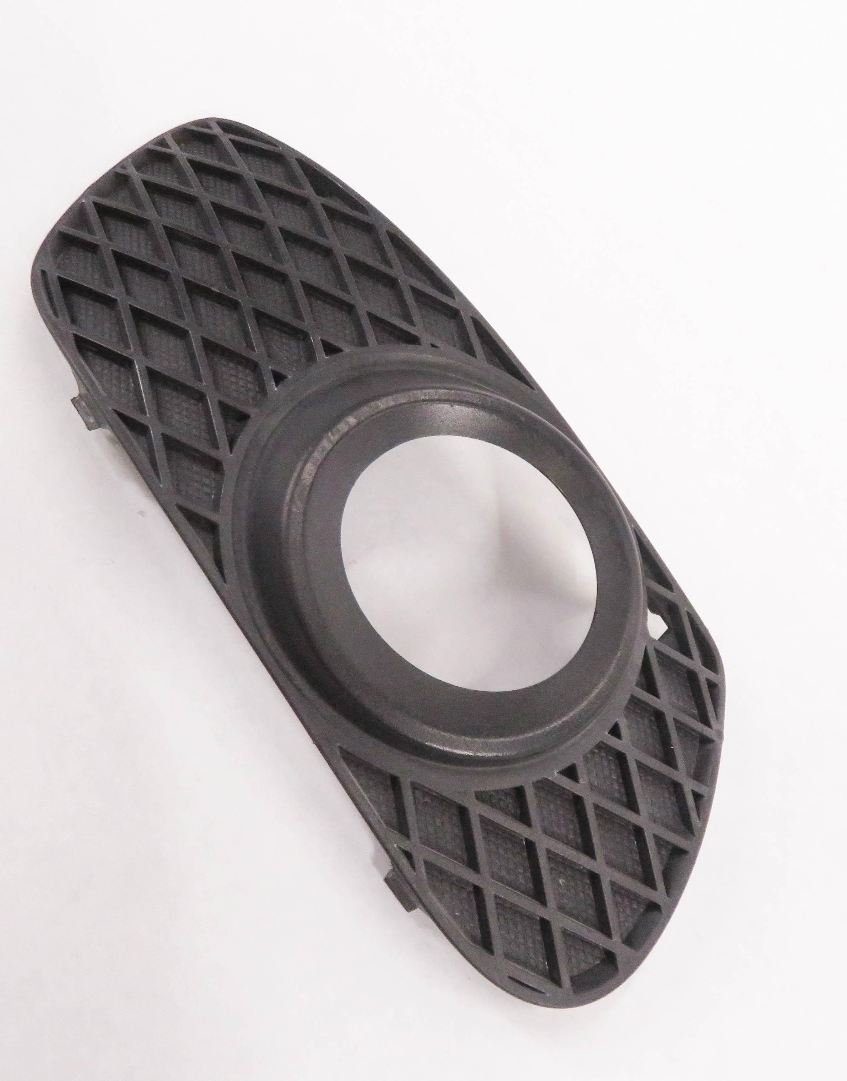 2008 MERCEDES ML320 (W164) RIGHT FRONT PASSENGER FOG LIGHT TRIM GRILLE (BLACK) — exact item pictured