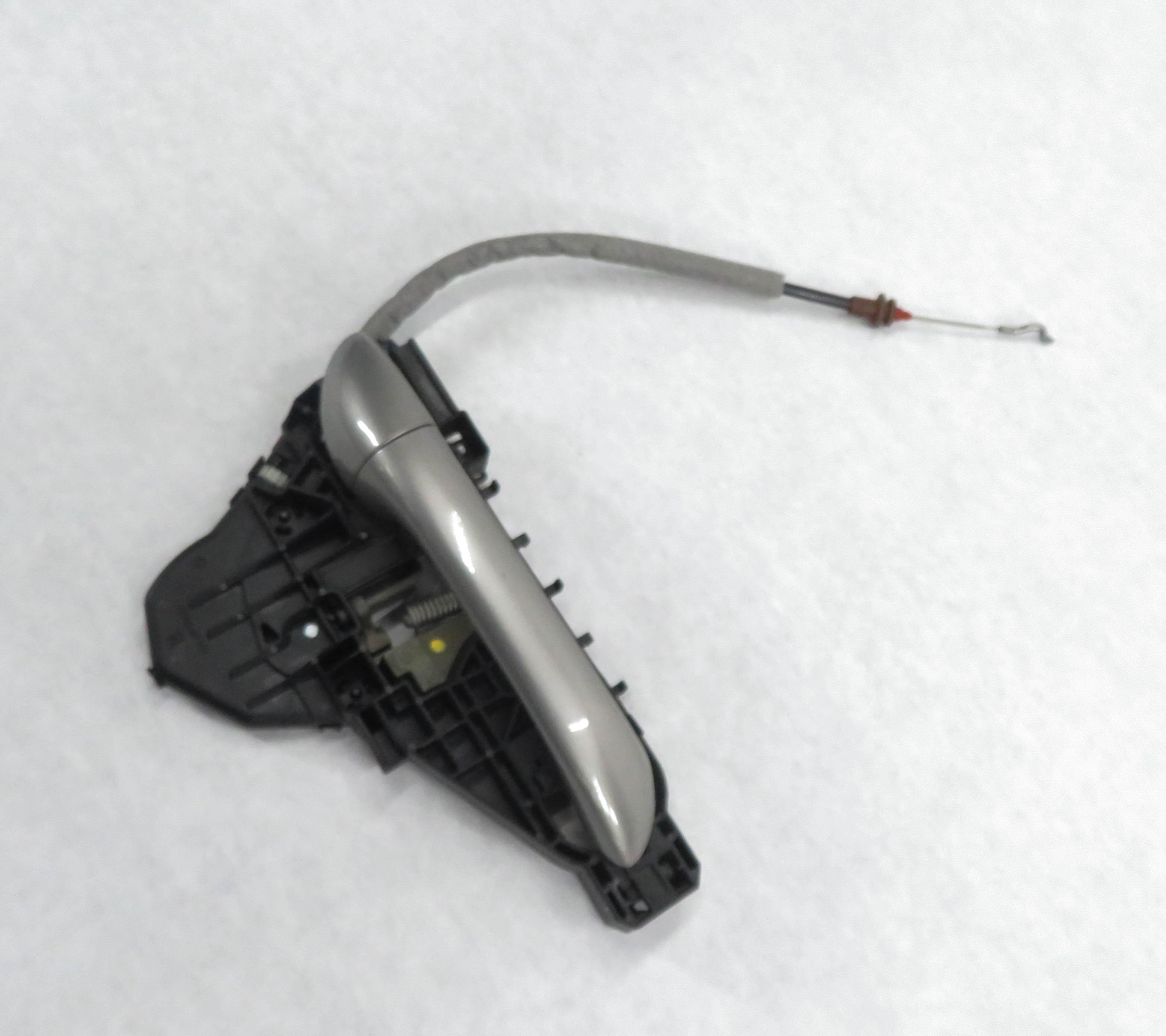 2006 MERCEDES ML350 (W164) RIGHT FRONT EXTERIOR DOOR HANDLE (CUBANITE SILVER) — exact item pictured