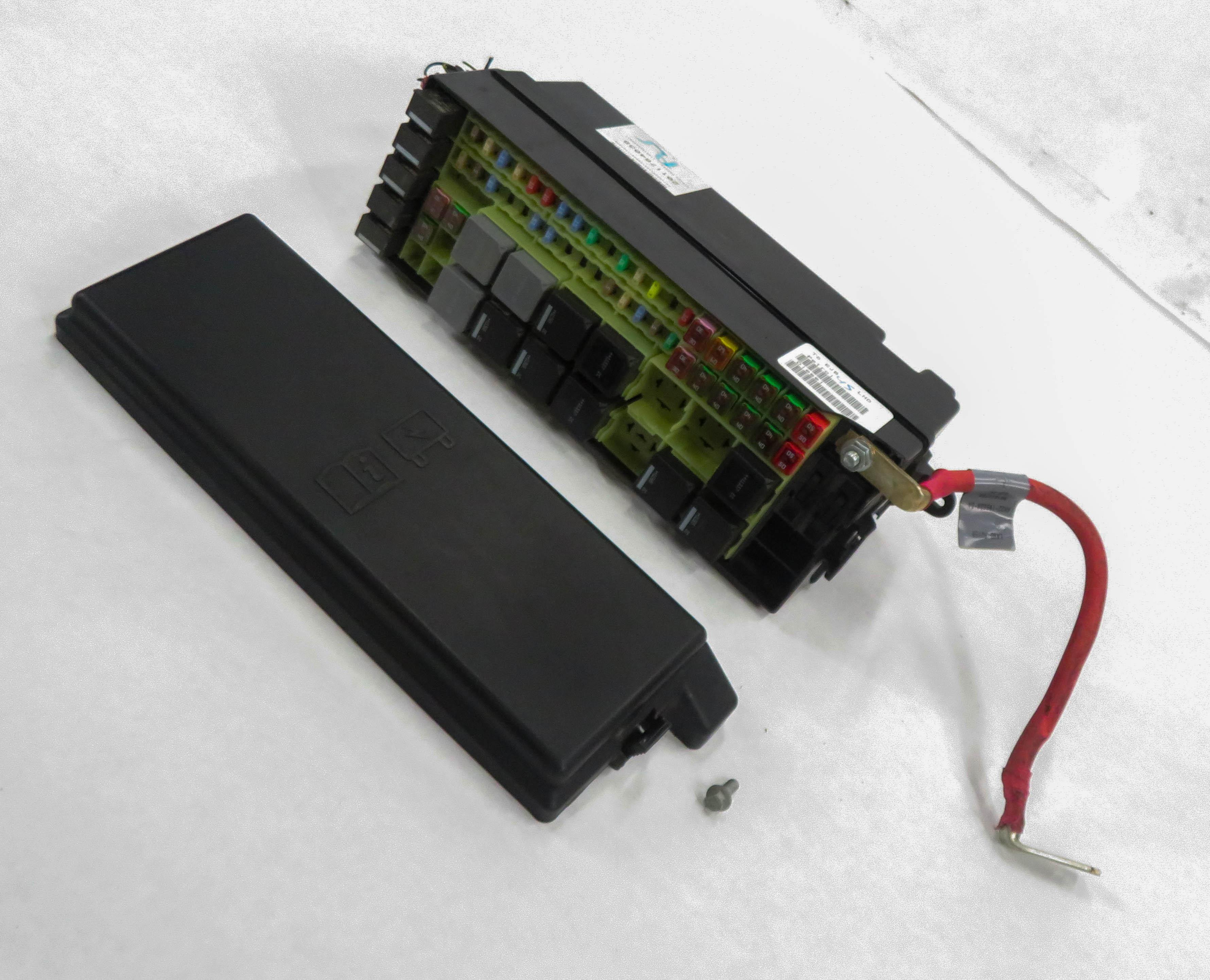 2010-2013 LAND ROVER LR4 5.0L V8 ENGINE POSITIVE POWER JUNCTION FUSE RELAY BOX — exact item pictured
