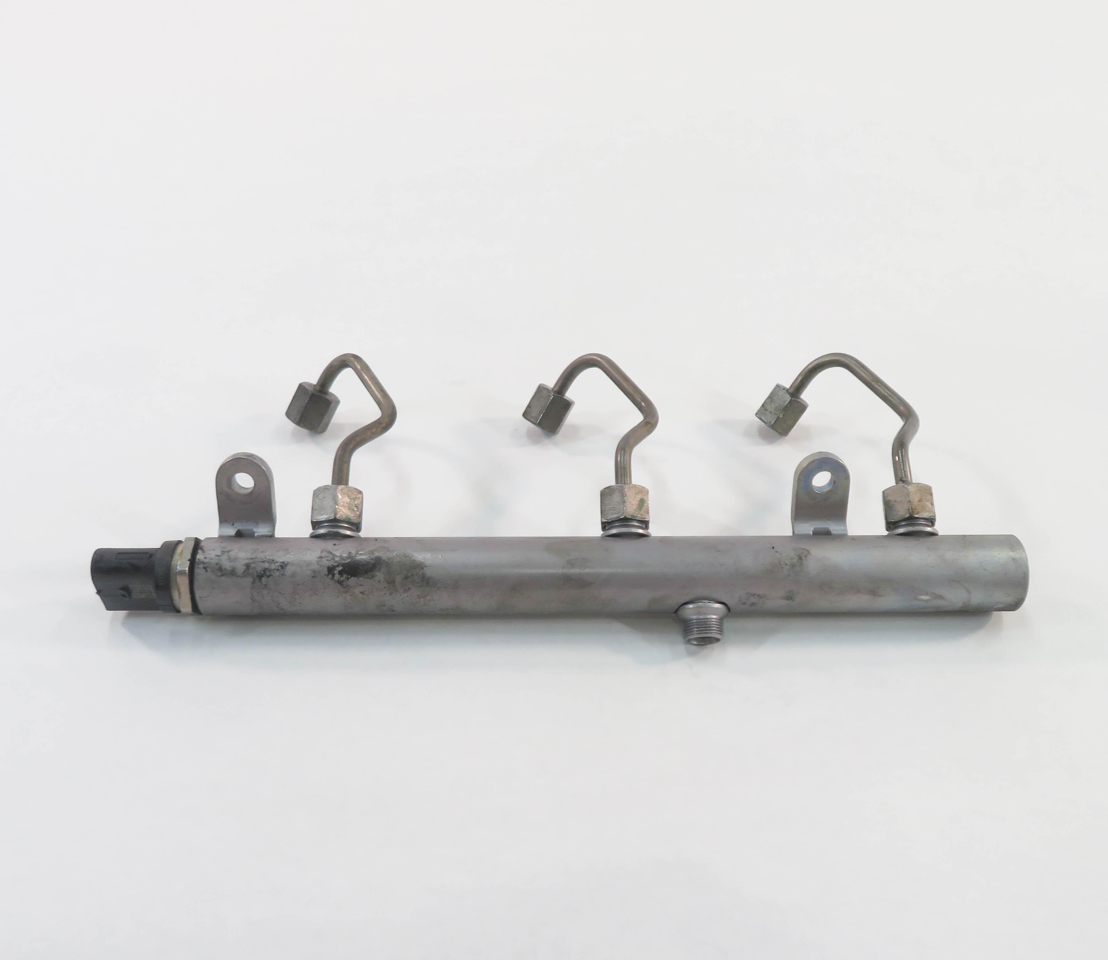 2009 MERCEDES ML320 (W164) 3.0L OM642 DIESEL - RIGHT ENGINE FUEL RAIL w/ LINES — exact item pictured