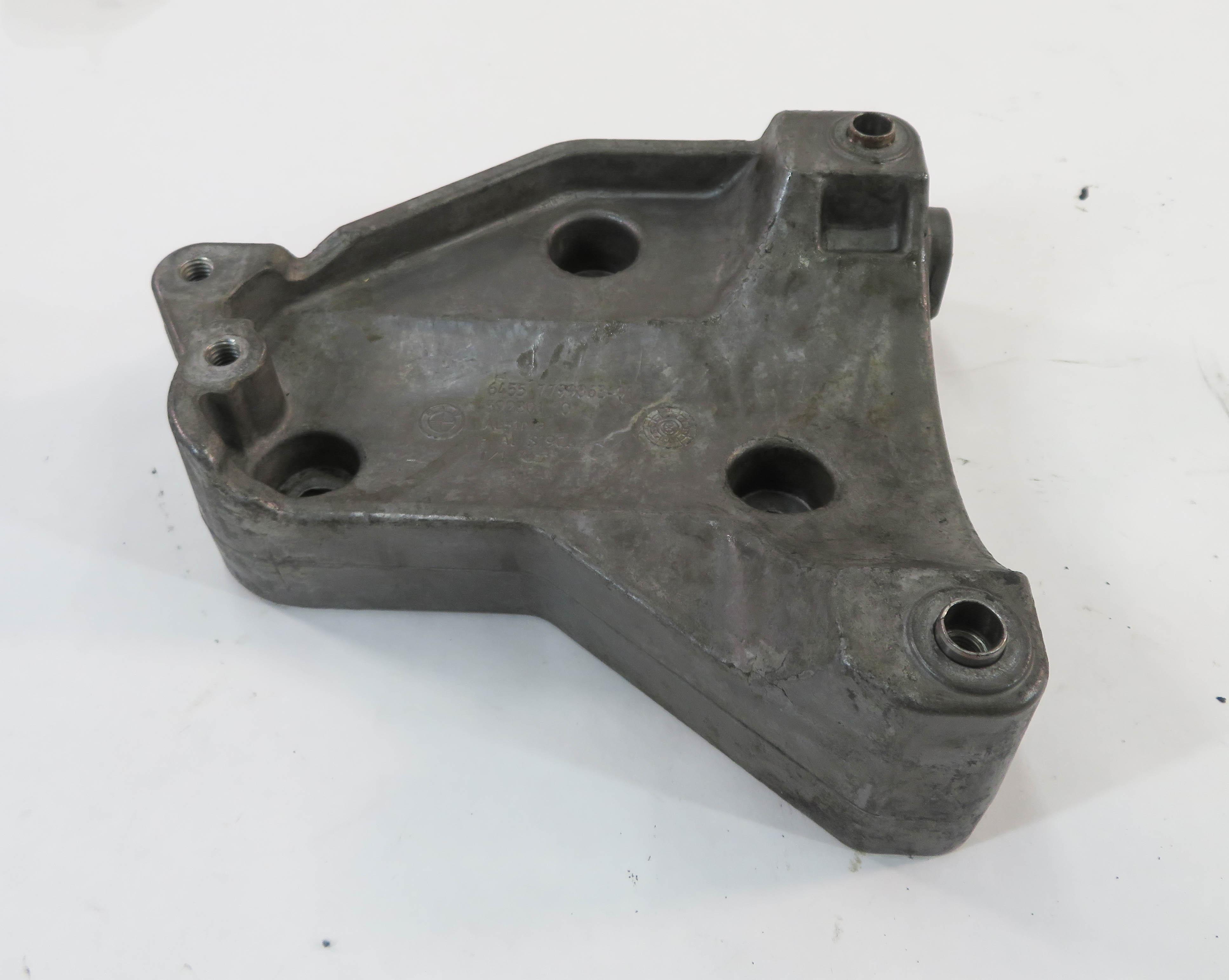 2009 BMW X5 (E70) 3.0L M57Y DIESEL ENGINE - A/C COMPRESSOR PUMP MOUNT BRACKET — exact item pictured