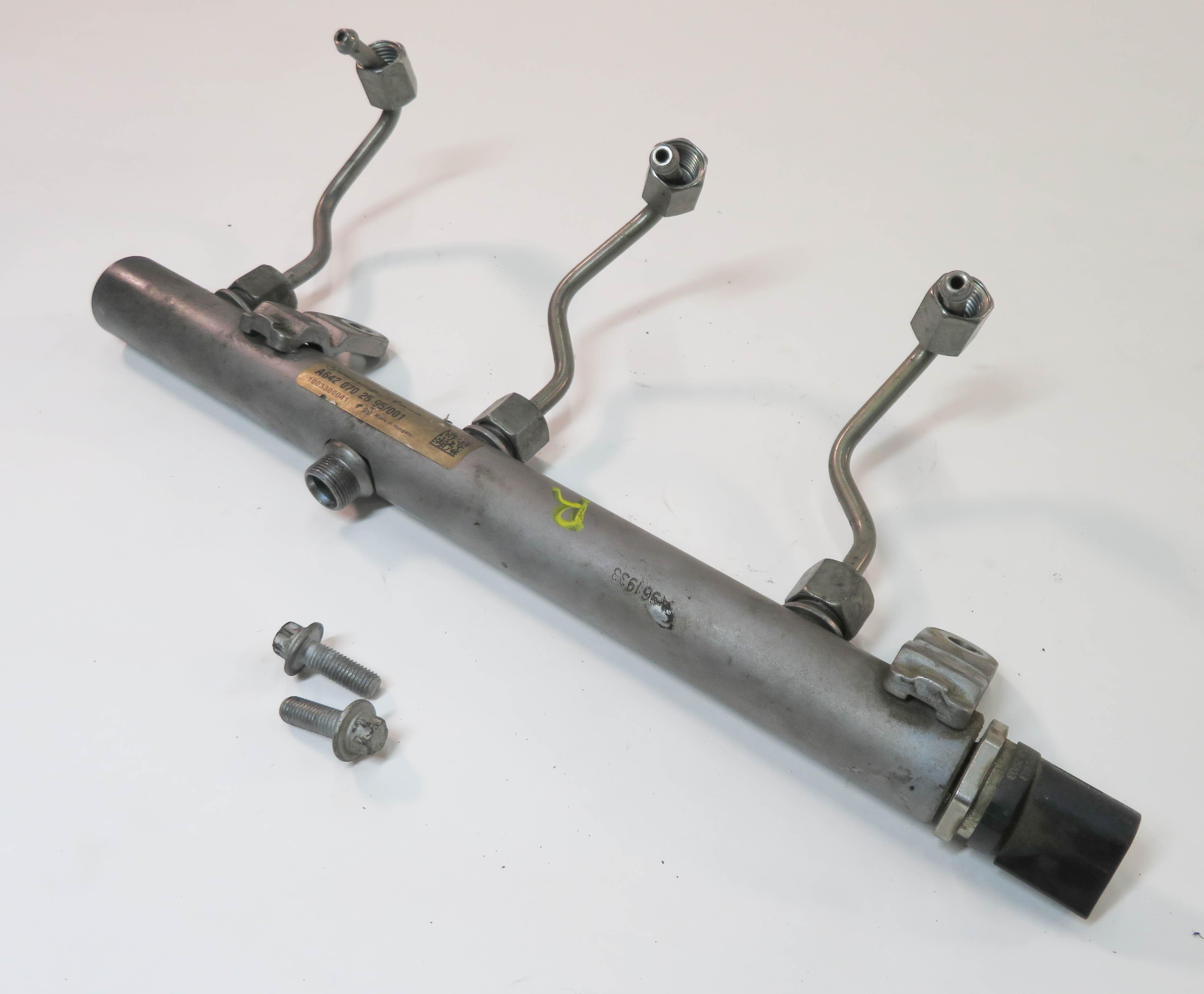 2011 MERCEDES E350 (W212) 3.0L OM642 DIESEL ENGINE - RIGHT FUEL RAIL w/ LINES — exact item pictured