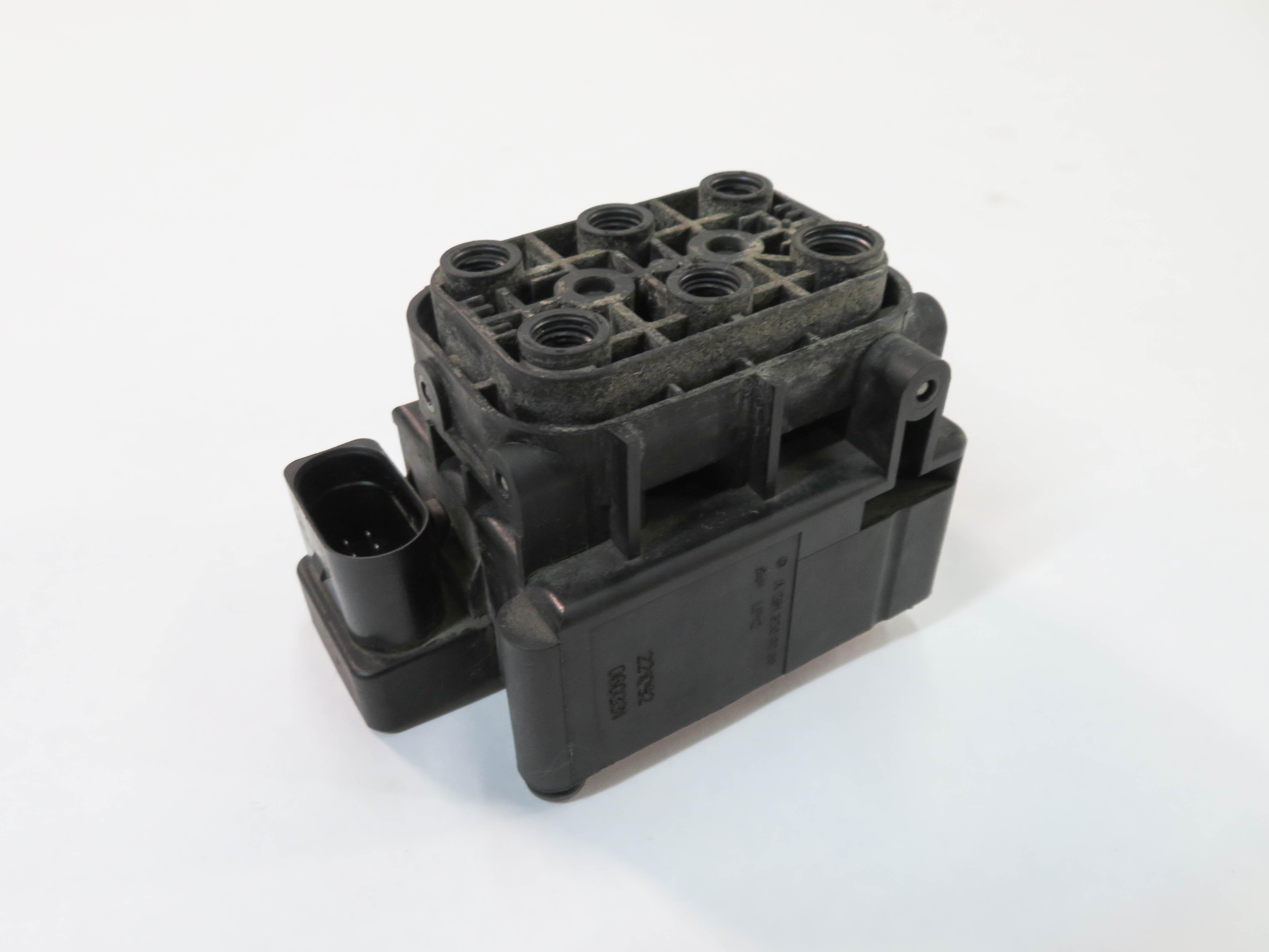 2007 MERCEDES GL450 (X164) AIR SUSPENSION DISTRIBUTION VALVE BLOCK — exact item pictured