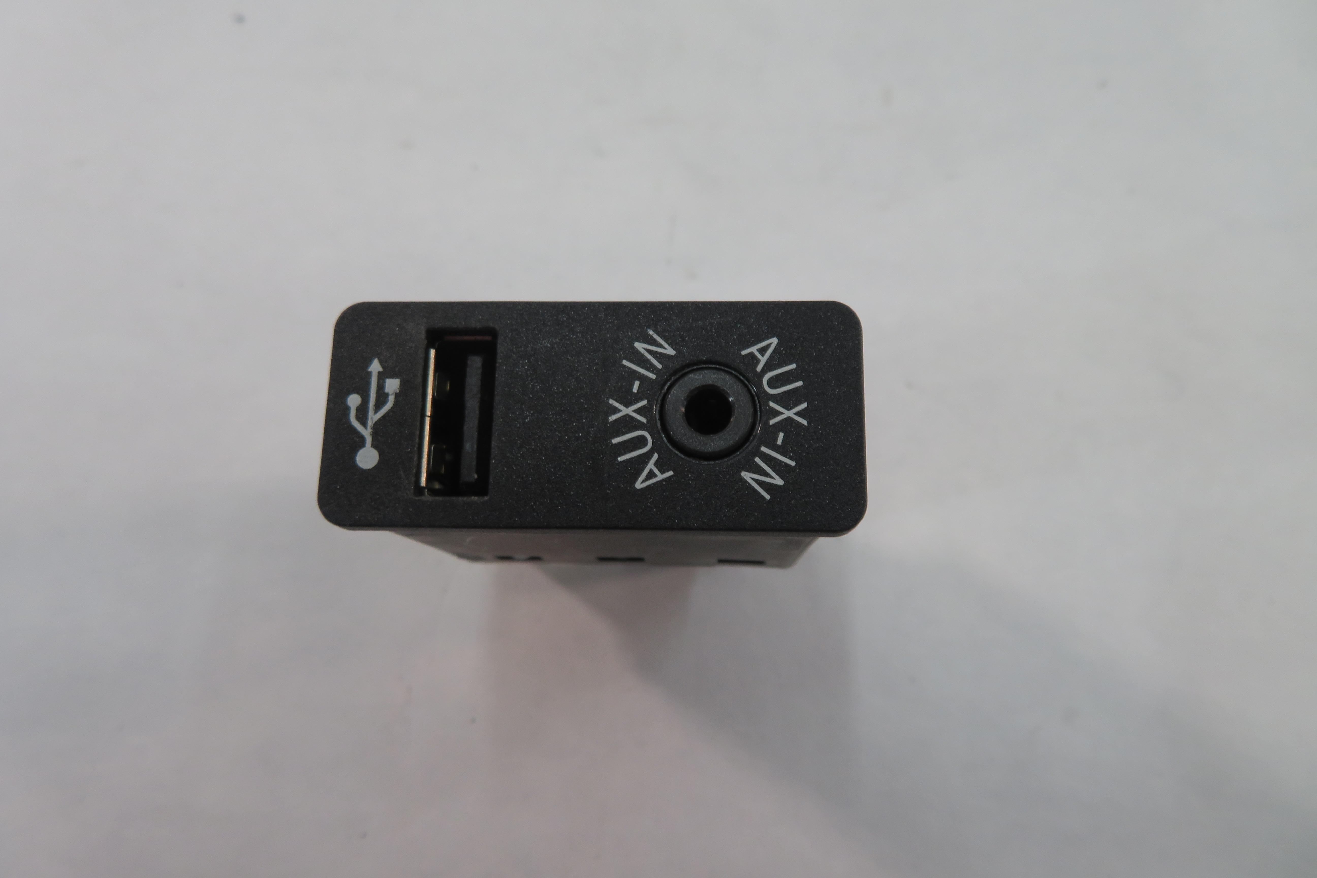 2013 BMW X5M ///M (E70) RADIO STEREO AUX AUXILIRAY AUDIO IN INPUT JACK w/ USB — exact item pictured