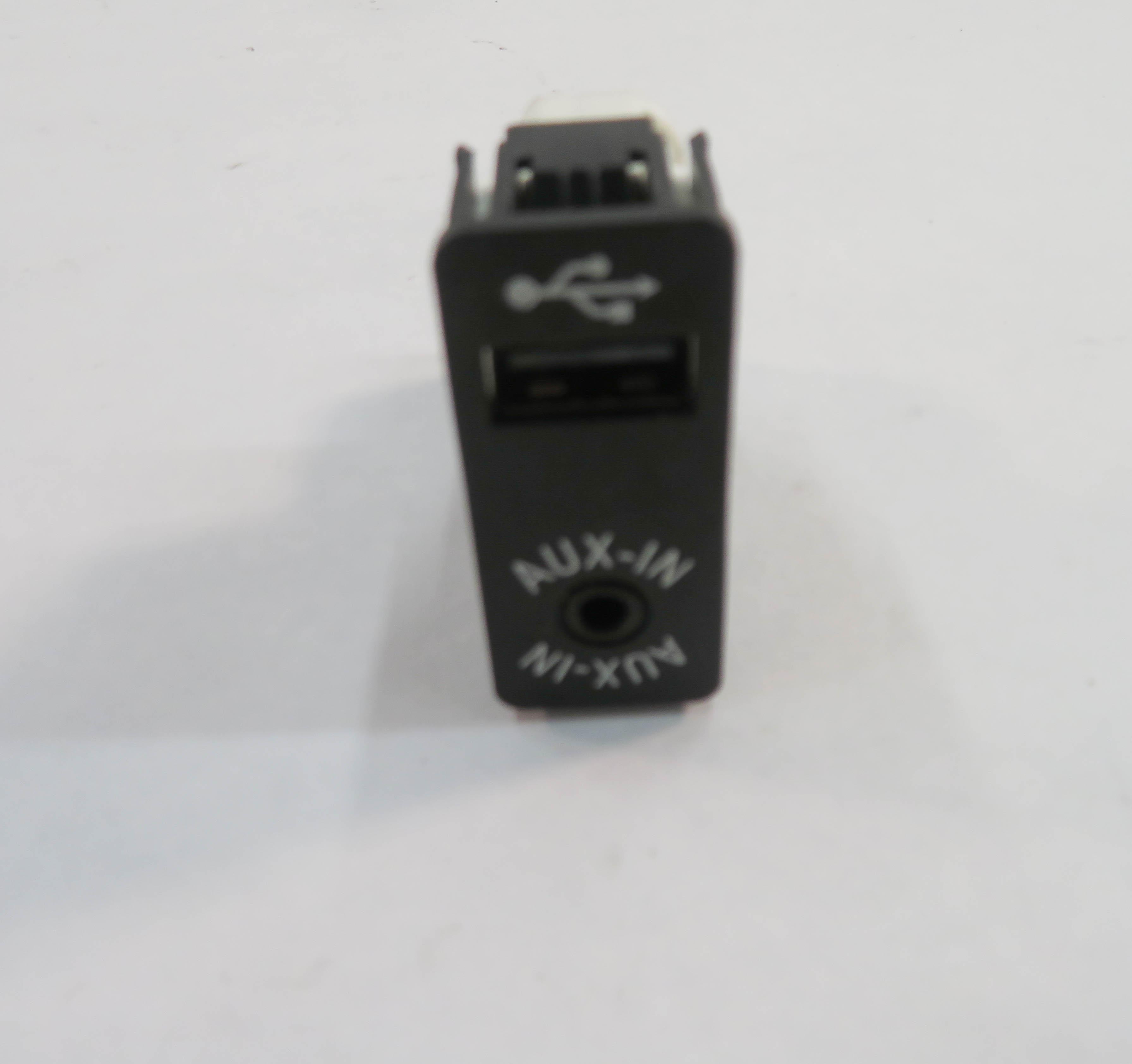 2013 BMW ACTIVEHYBRID-3 (F30) STEREO AUX AUXILIARY AUDIO IN INPUT JACK w/ USB — exact item pictured