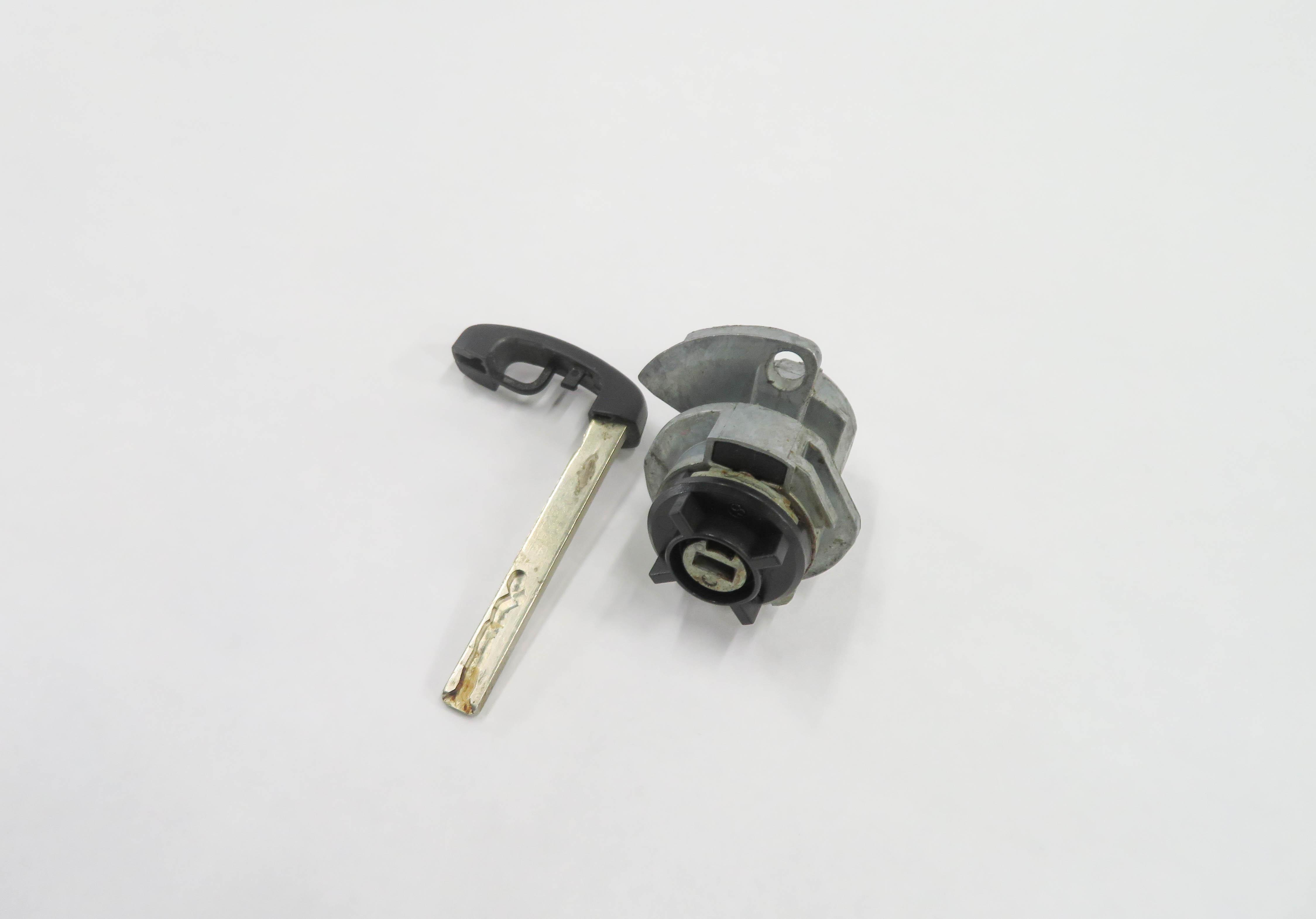 2011 BMW 535iGT (F07) LEFT FRONT DRIVER DOOR HANDLE LOCK CYLINDER w/ KEY — exact item pictured