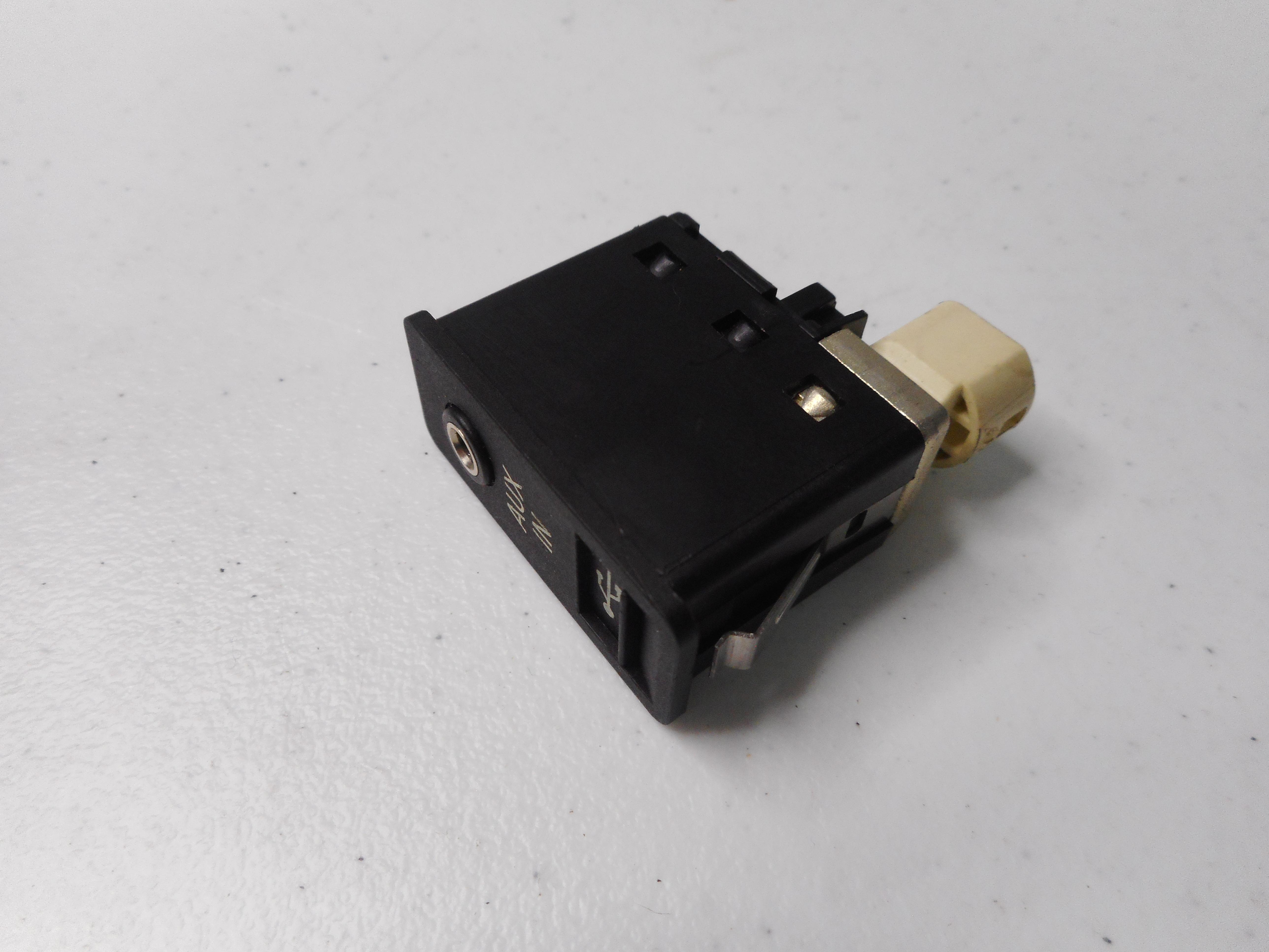 2011 BMW 535iGT (F07) RADIO STEREO AUX AUXILIARY AUDIO IN INPUT JACK w/ USB — exact item pictured
