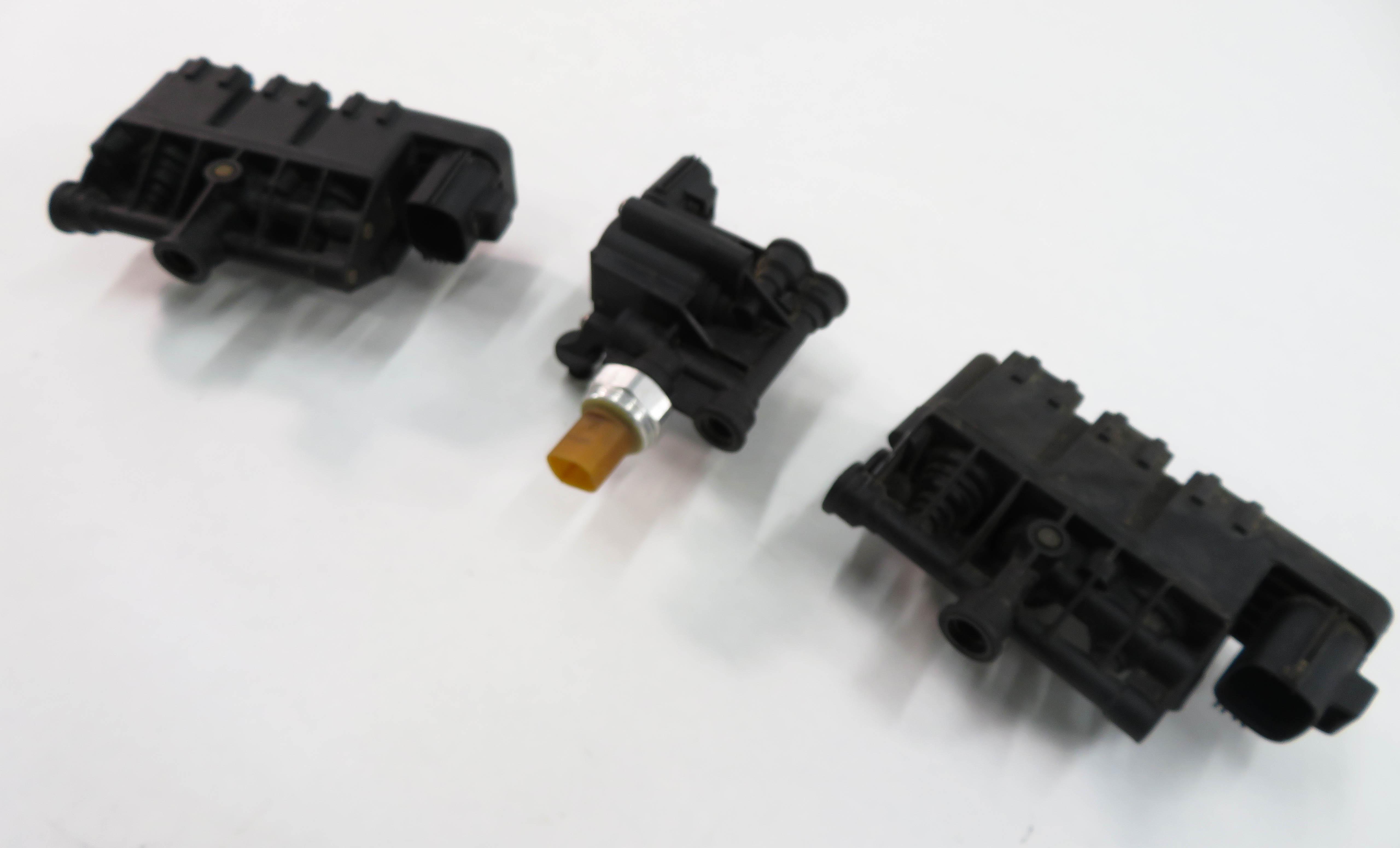 2006 RANGE ROVER SPORT (L320) AIR SUSPENSION VALVE BLOCK SET-3 — exact item pictured