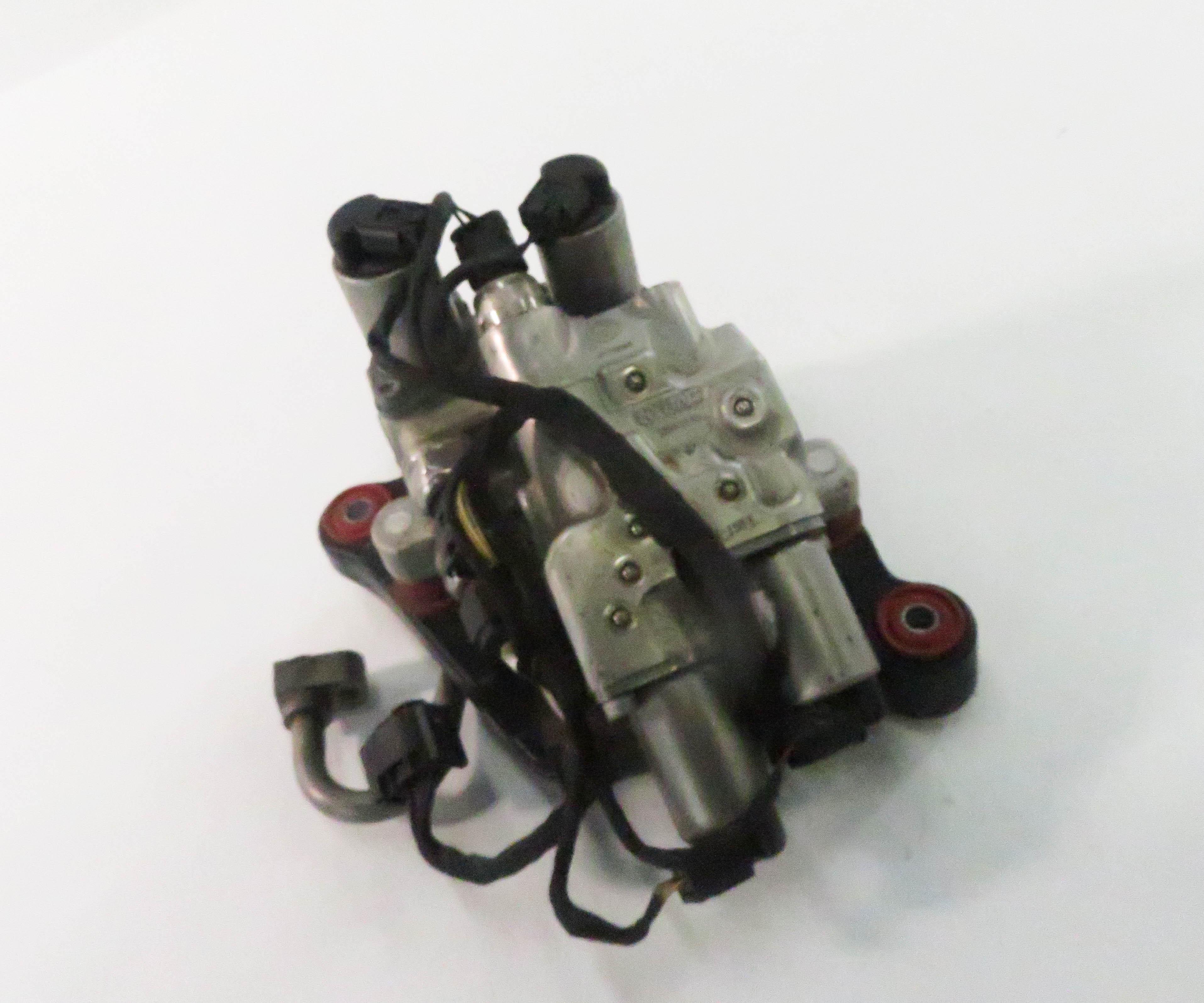 2009 BMW 750i (F01) DYNAMIC DRIVE SUSPENSION VALVE BLOCK — exact item pictured