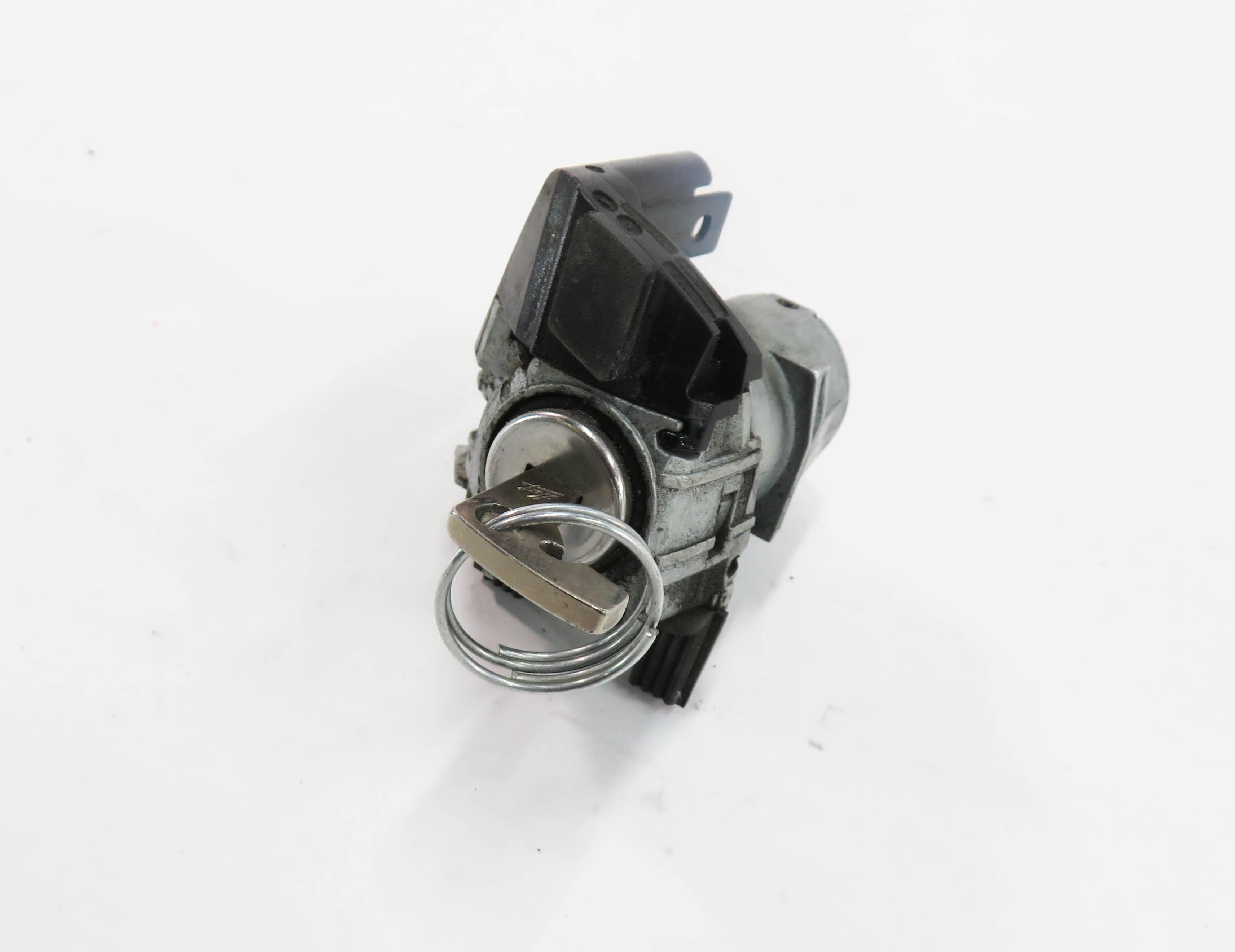 2012 MERCEDES C350 (C204) LEFT FRONT DRIVER DOOR HANDLE LOCK CYLINDER w/ KEY — exact item pictured
