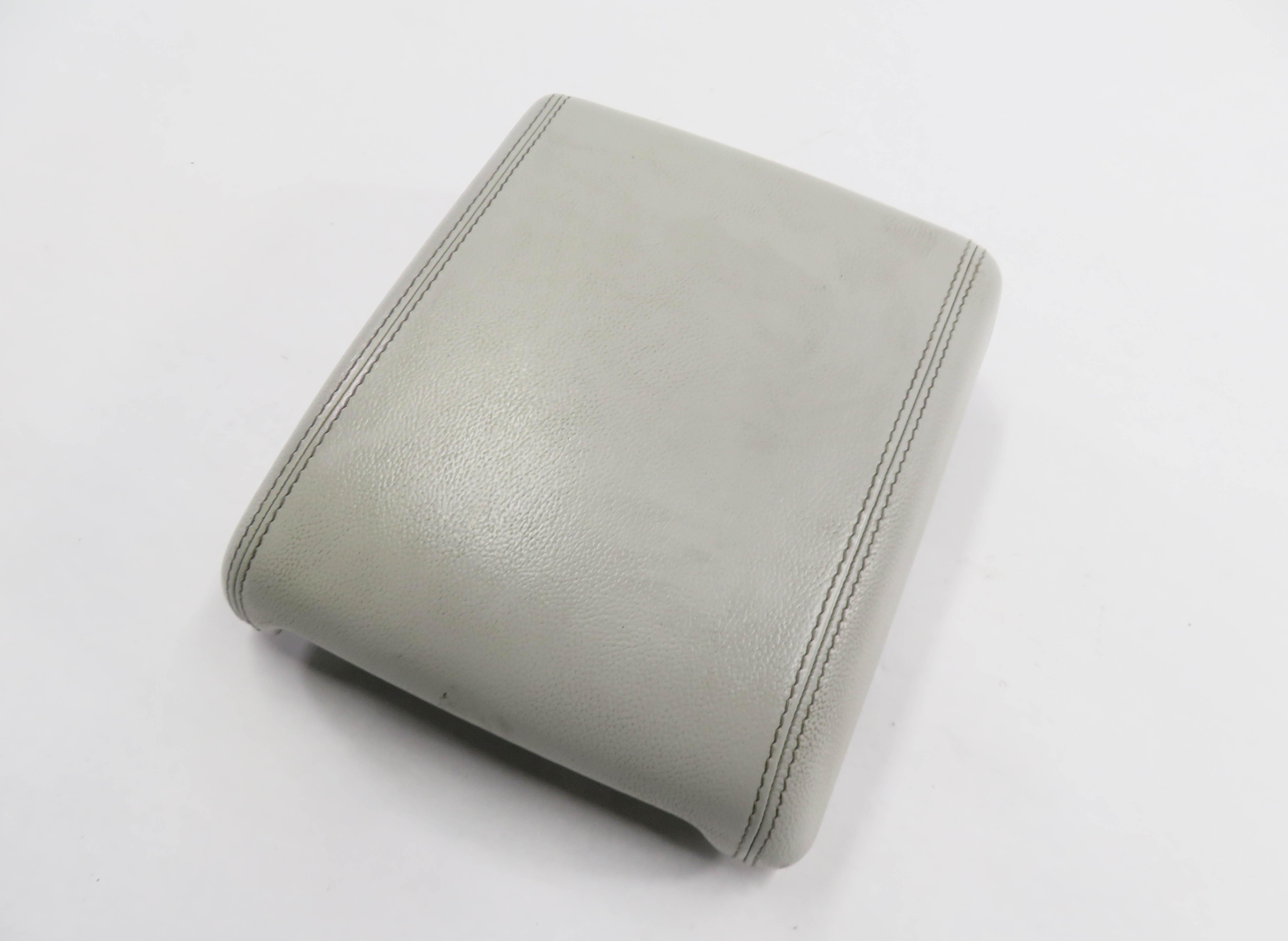 2015-2019 DISCOVERY SPORT (L550) FRONT CENTER CONSOLE ARMREST LID (CIRRUS LUNAR) — exact item pictured
