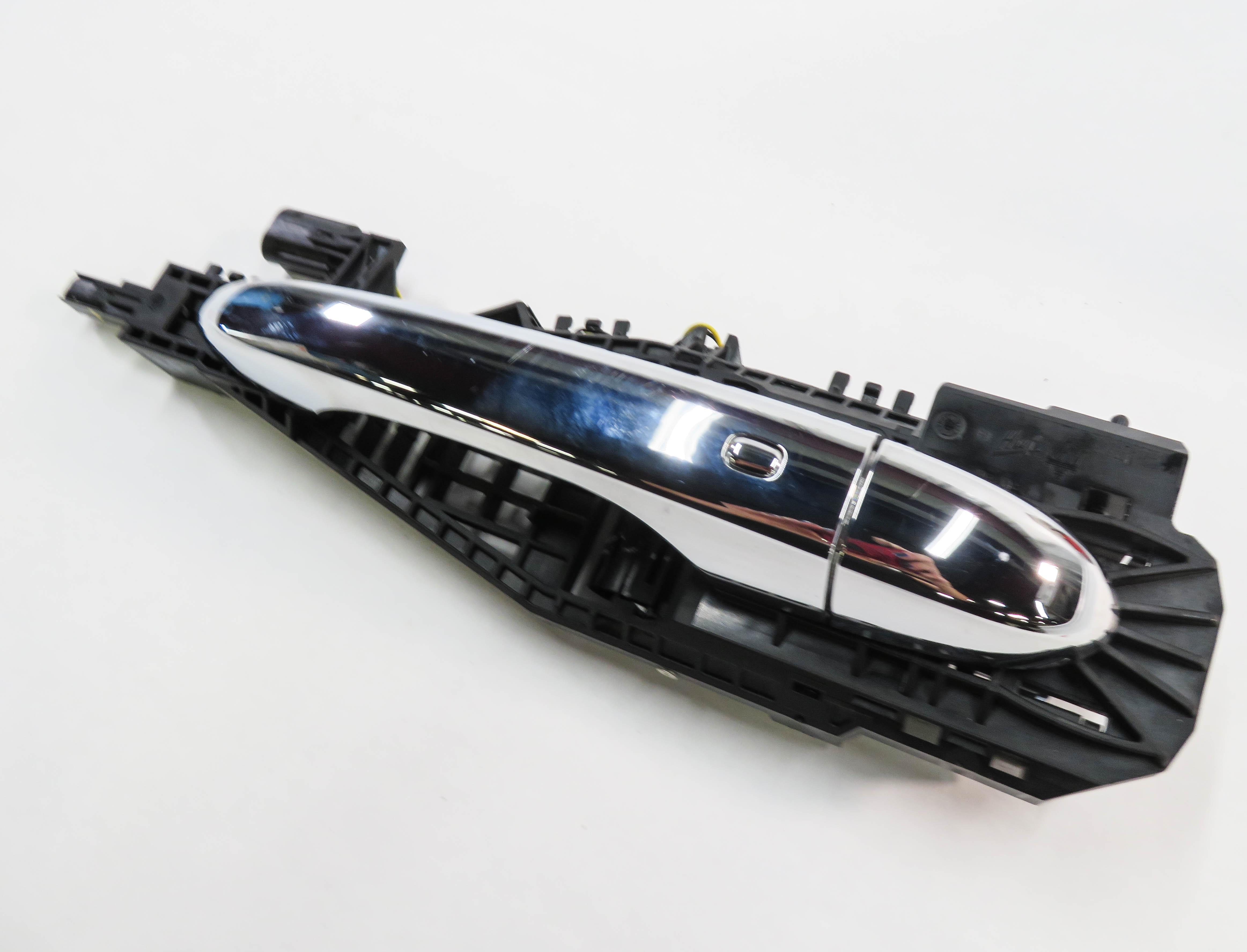 2018 MASERATI QUATTROPORTE (M156) RIGHT FRONT PROXIMITY DOOR HANDLE (WHITE) — exact item pictured