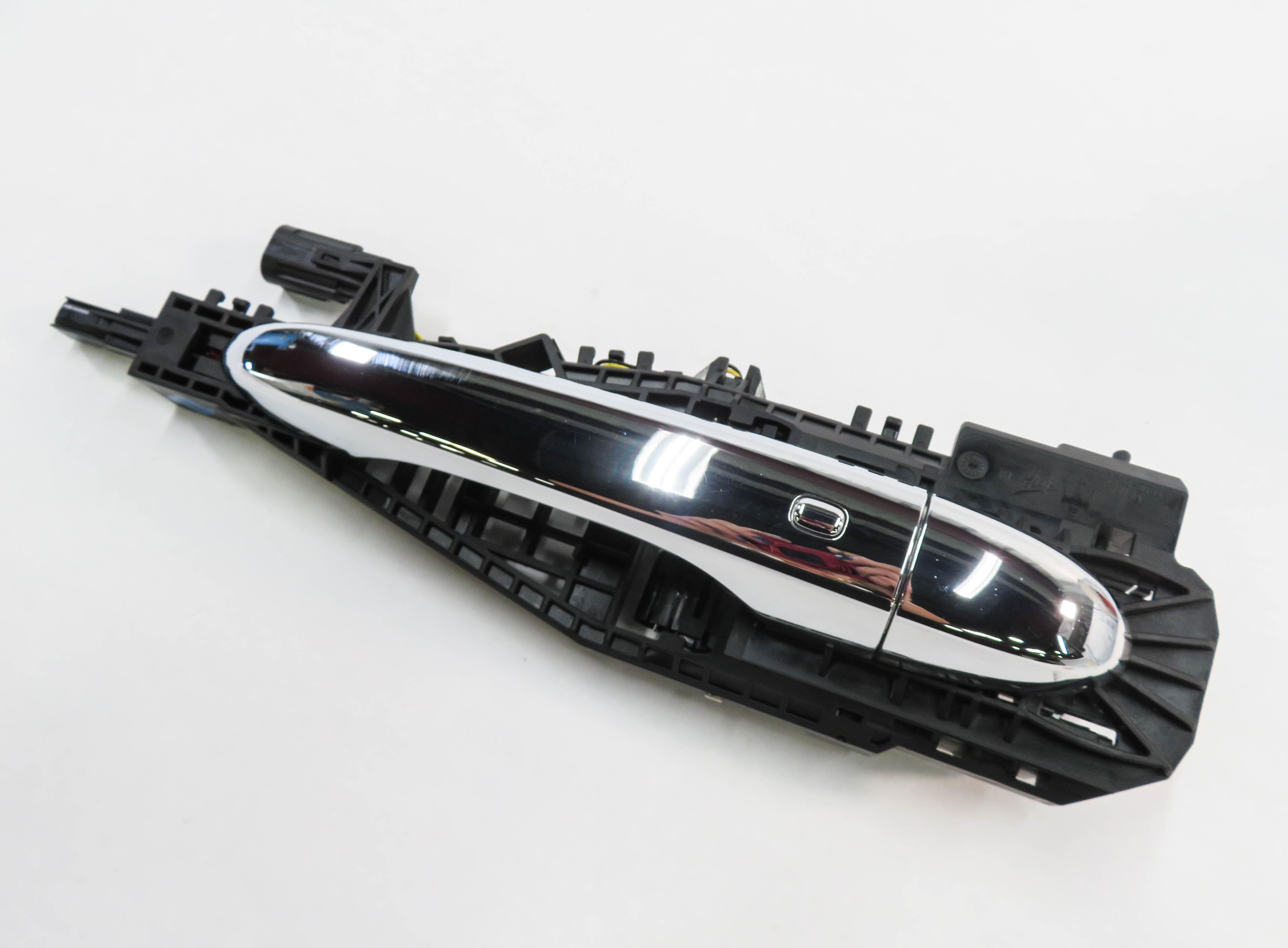 2018 MASERATI QUATTROPORTE (M156) RIGHT REAR PROXIMITY DOOR HANDLE (WHITE) — exact item pictured