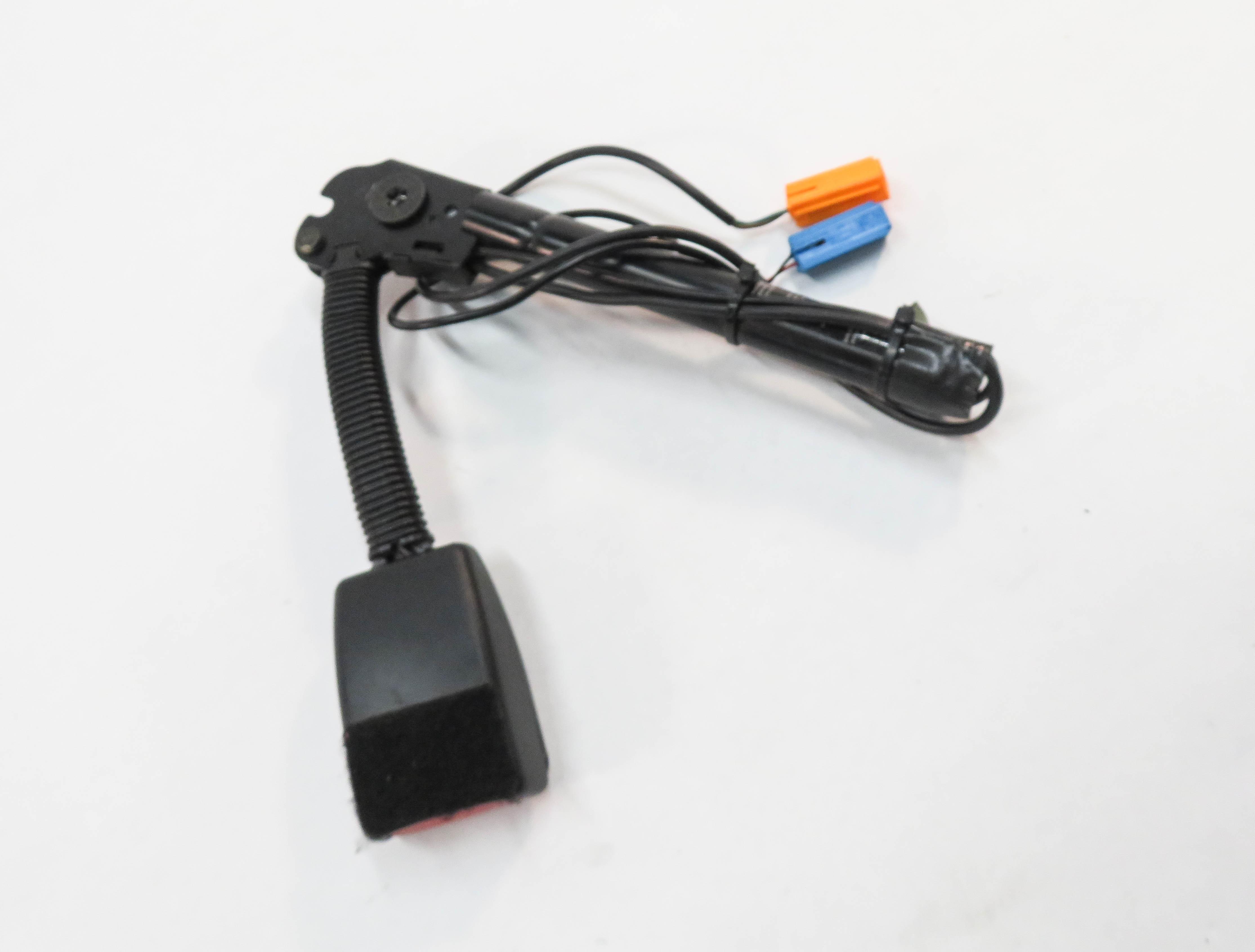 2005-2006 LR3 / RANGE ROVER SPORT (L320) RIGHT FRONT SEATBELT BUCKLE RECEIVER — exact item pictured