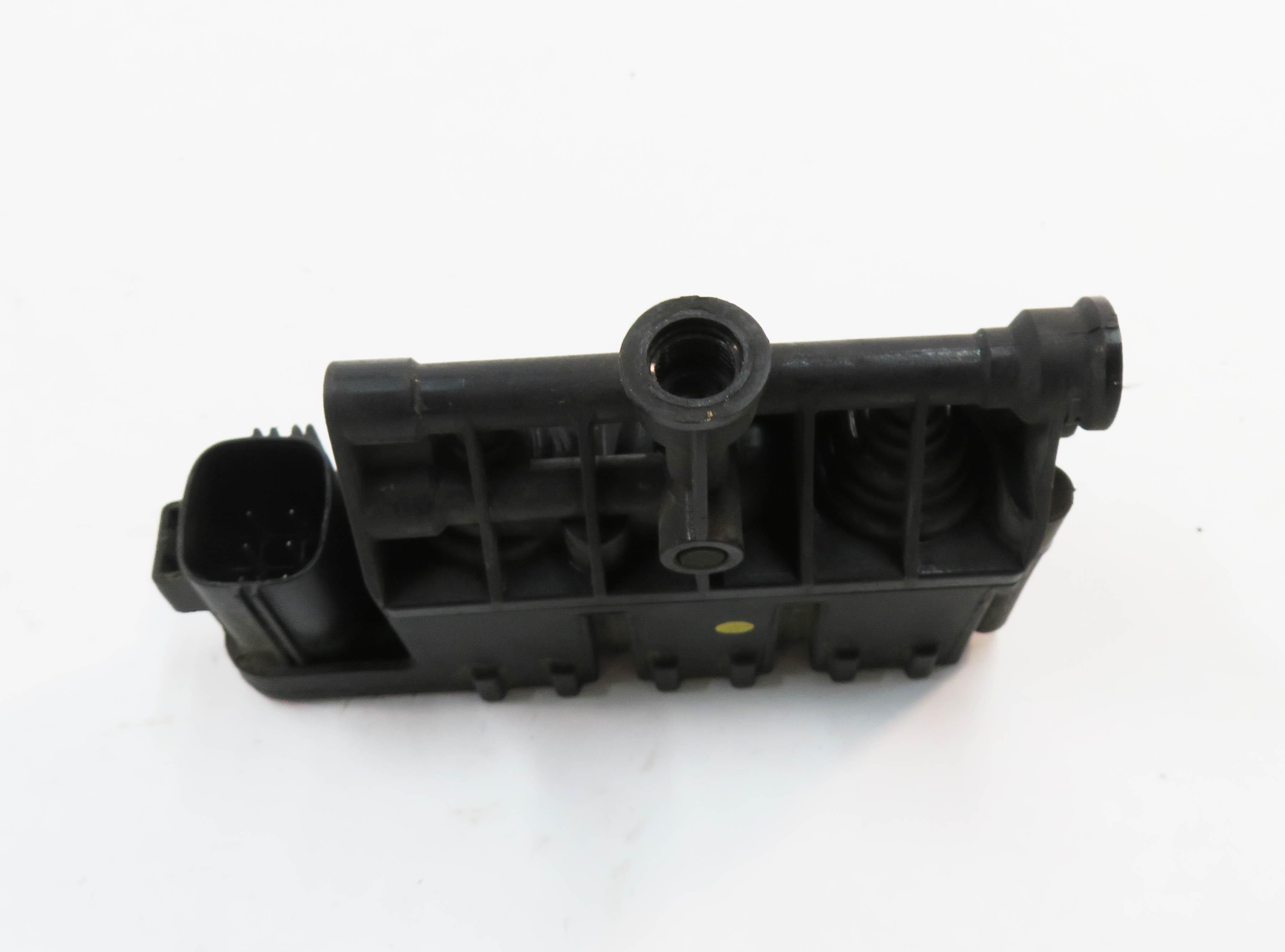 2011 LAND ROVER LR4 - AIR SUSPENSION VALVE BLOCK — exact item pictured