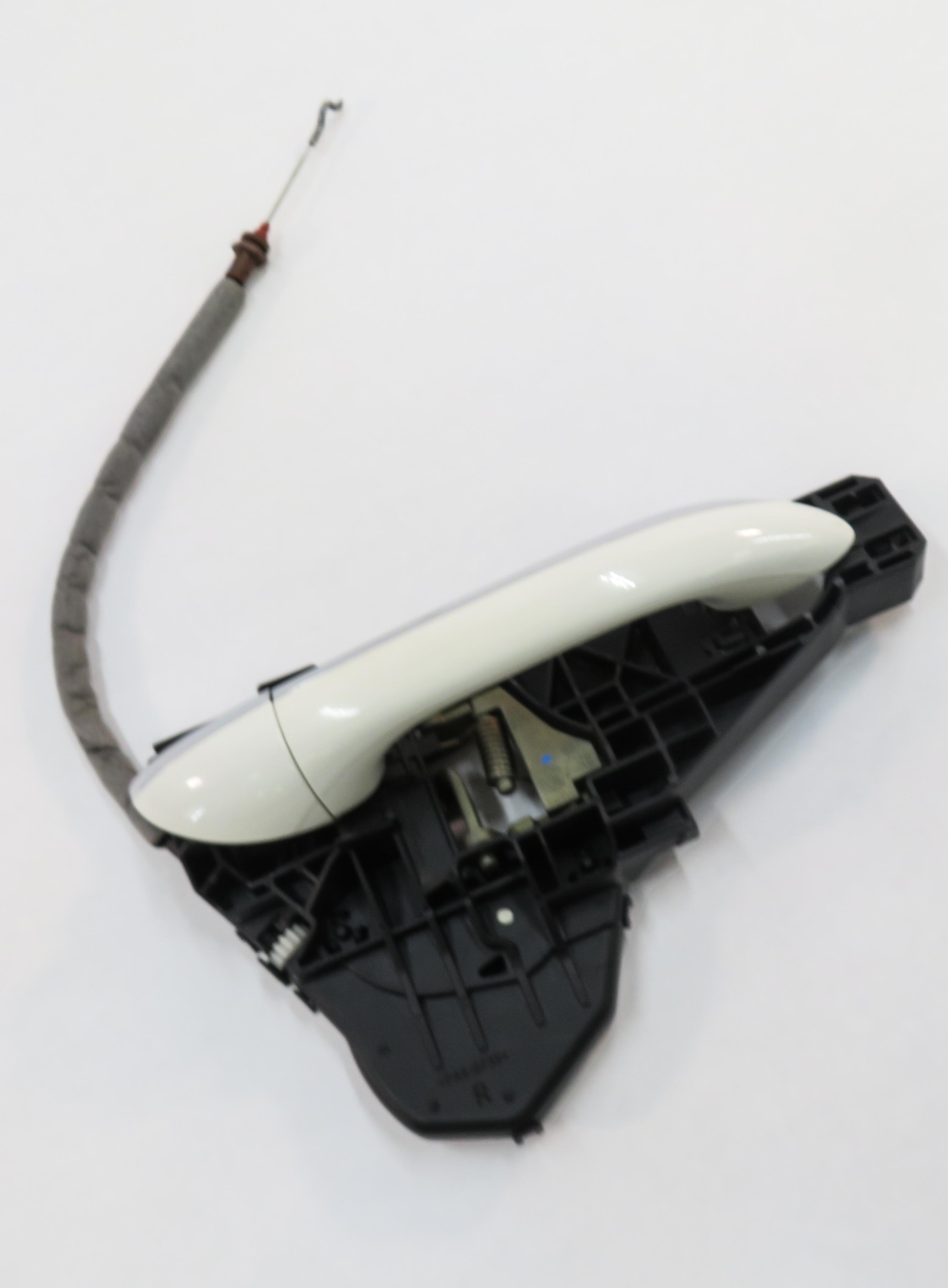 2006 MERCEDES ML500 (W164) RIGHT FRONT PASSENGER DOOR HANDLE (ALABASTER WHITE) — exact item pictured