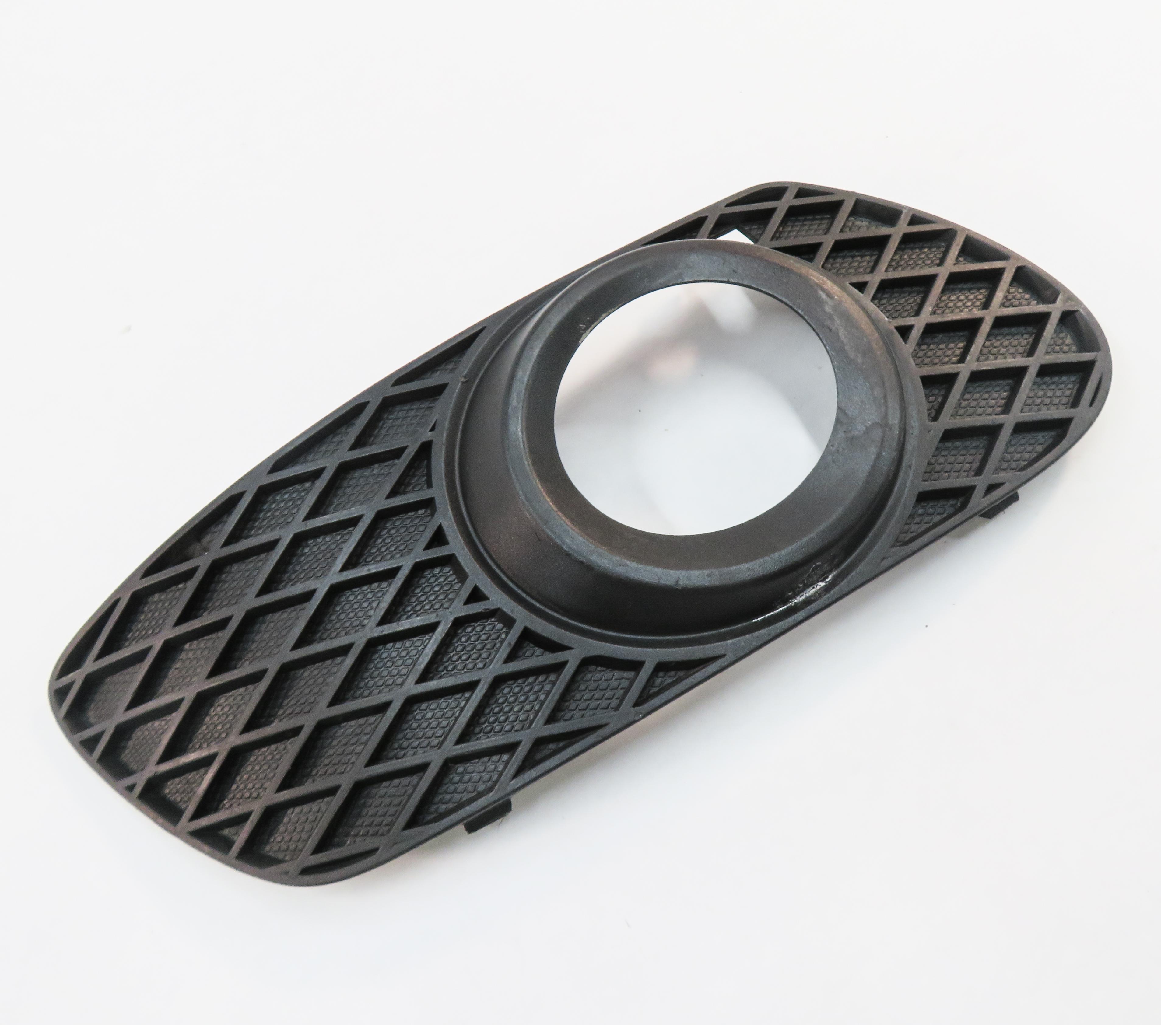 2006 MERCEDES ML500 (W164) RIGHT FRONT PASSENGER LOWER FOGLIGHT TRIM GRILLE — exact item pictured