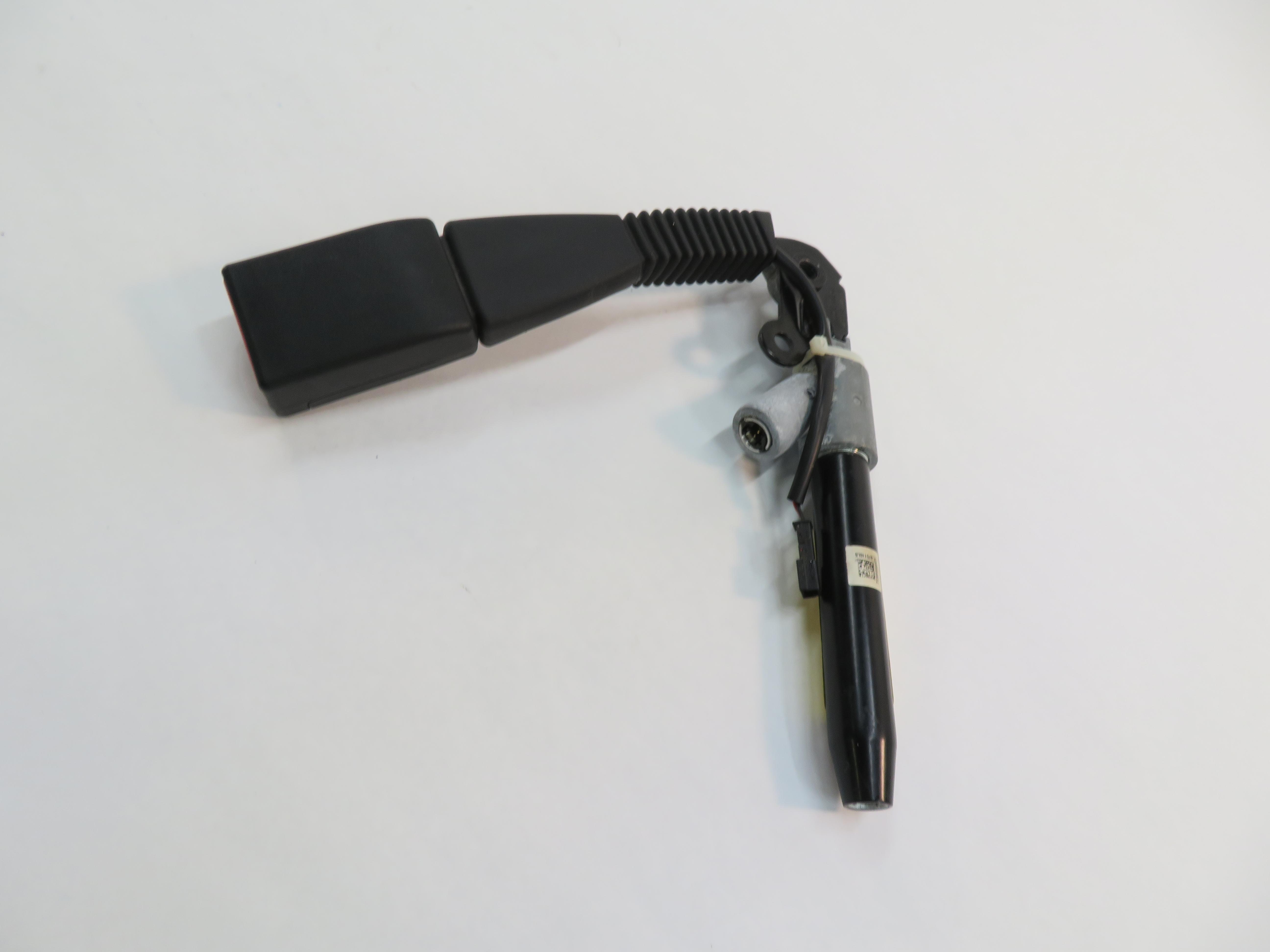 07-14 BMW X5 X5M X6 X6M (E70 E71) RIGHT FRONT PASSENGER SEATBELT BUCKLE RECEIVER — exact item pictured