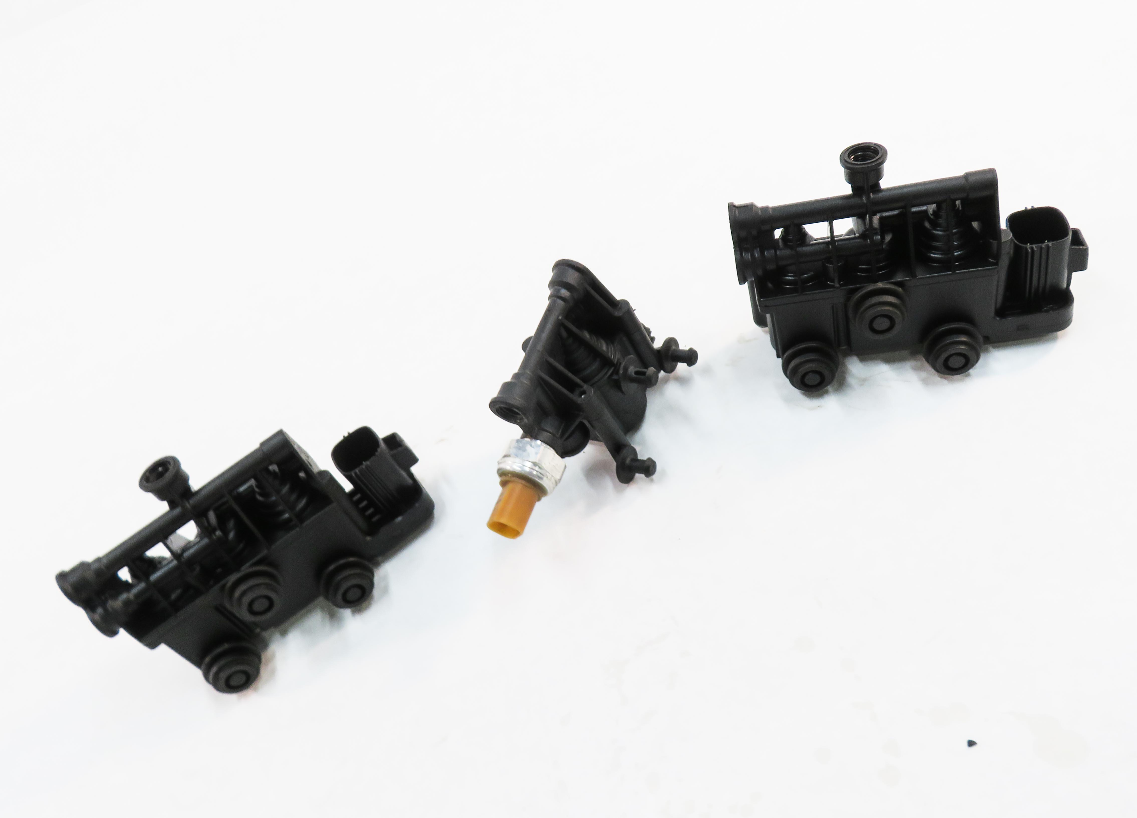 2007 RANGE ROVER SPORT (L320) AIR SUSPENSION VALVE BLOCK SET-3 — exact item pictured