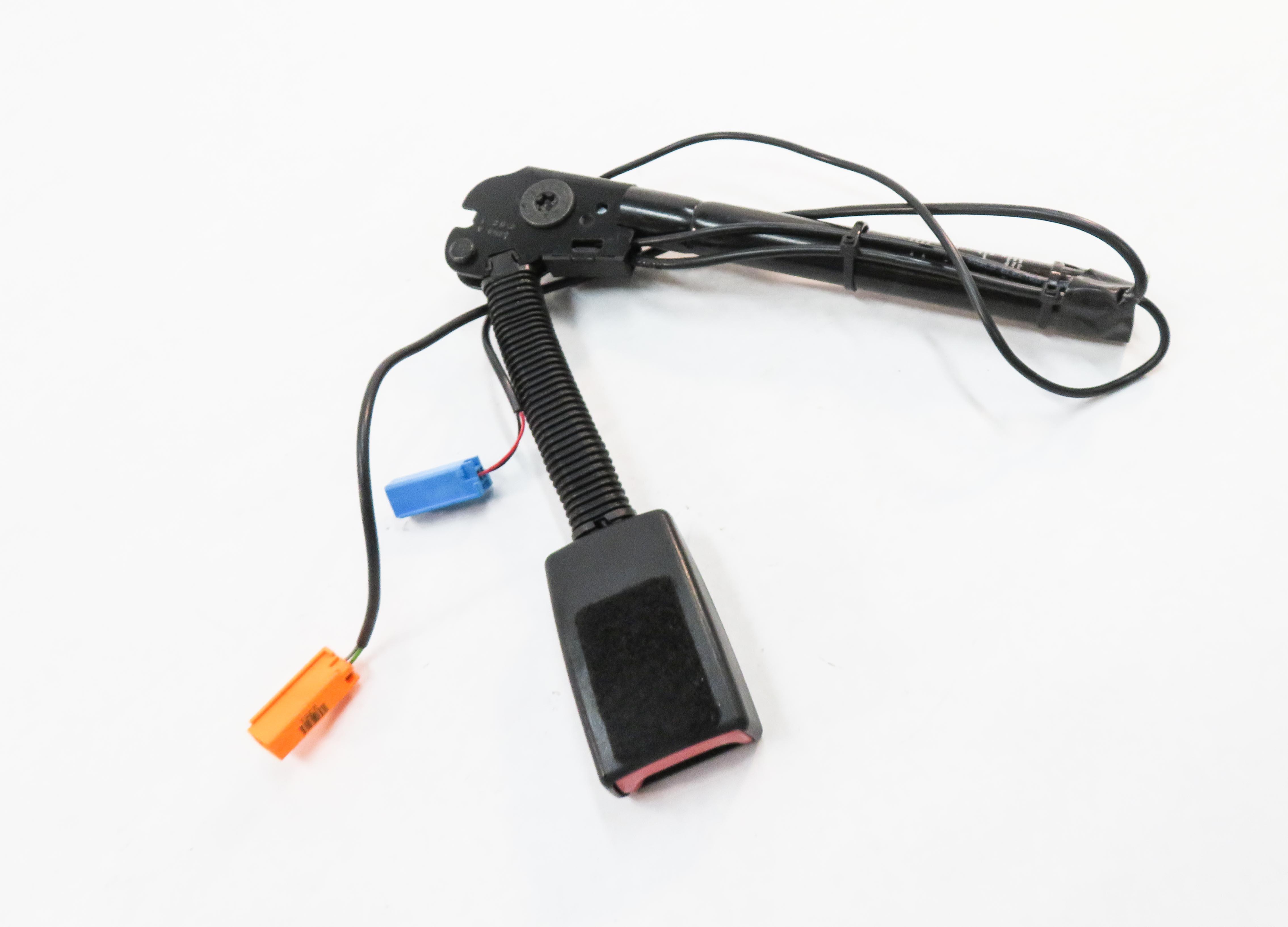 2006-2007 LR3 / RANGE ROVER SPORT (L320) RIGHT FRONT SEATBELT BUCKLE RECEIVER — exact item pictured
