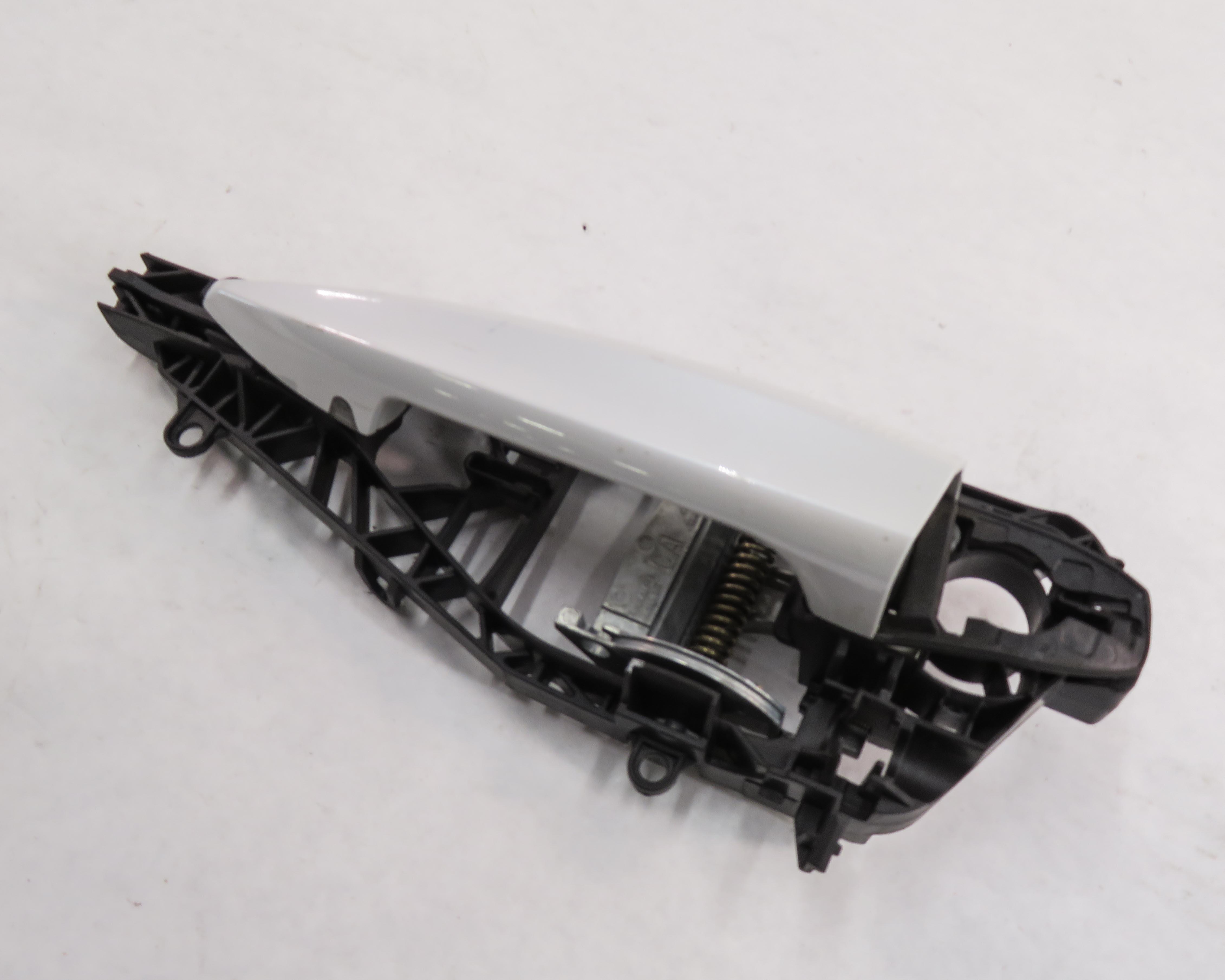 14-21 BMW X1 X2 X5 X6 (F15 F16 F39 F48) LEFT FRONT COMFORT DOOR HANDLE (WHITE) — exact item pictured