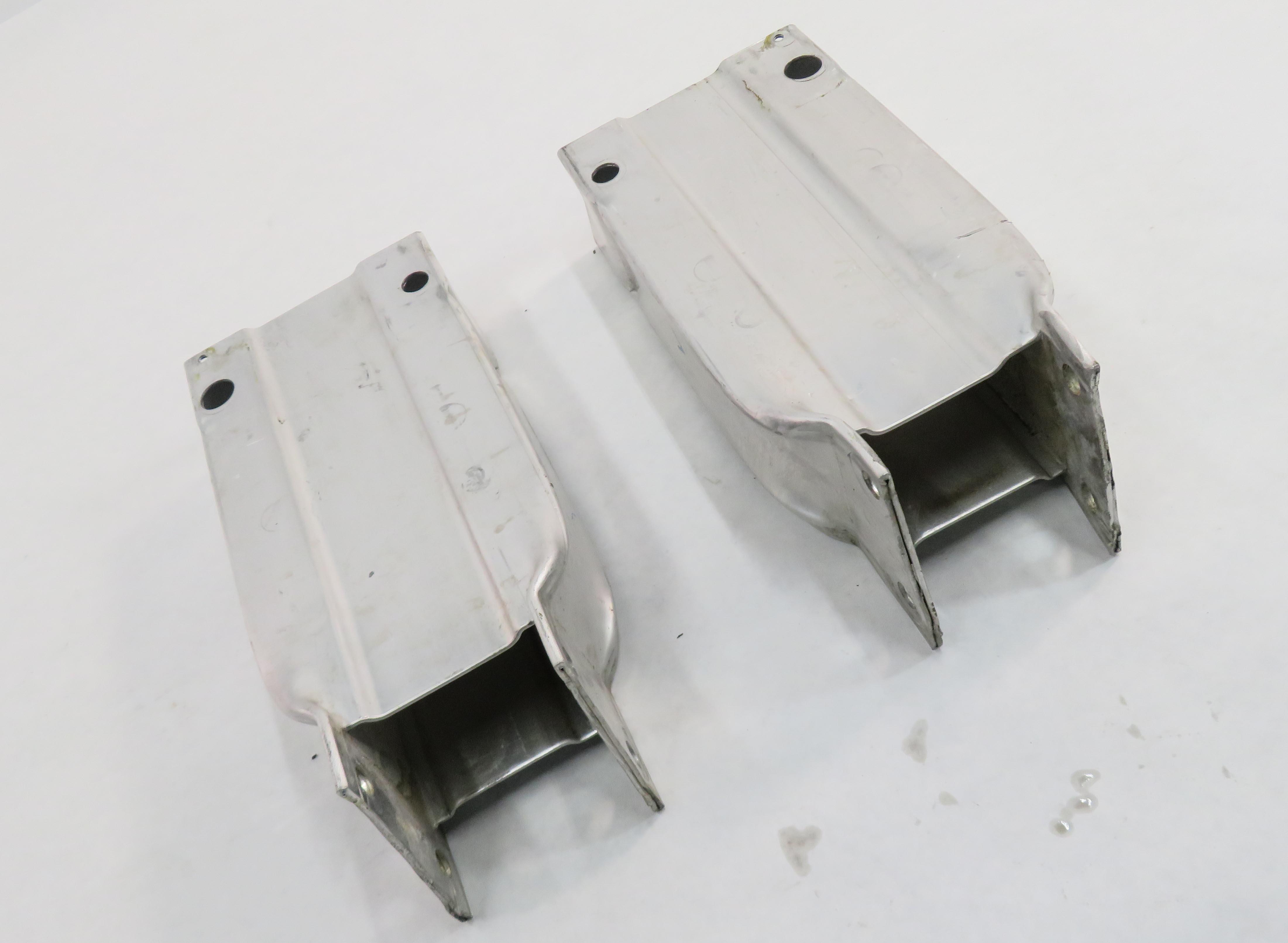 2013 MERCEDES C250 (W204) FRONT LEFT & RIGHT BUMPER REINFORCEMENT BRACKET SET-2 — exact item pictured