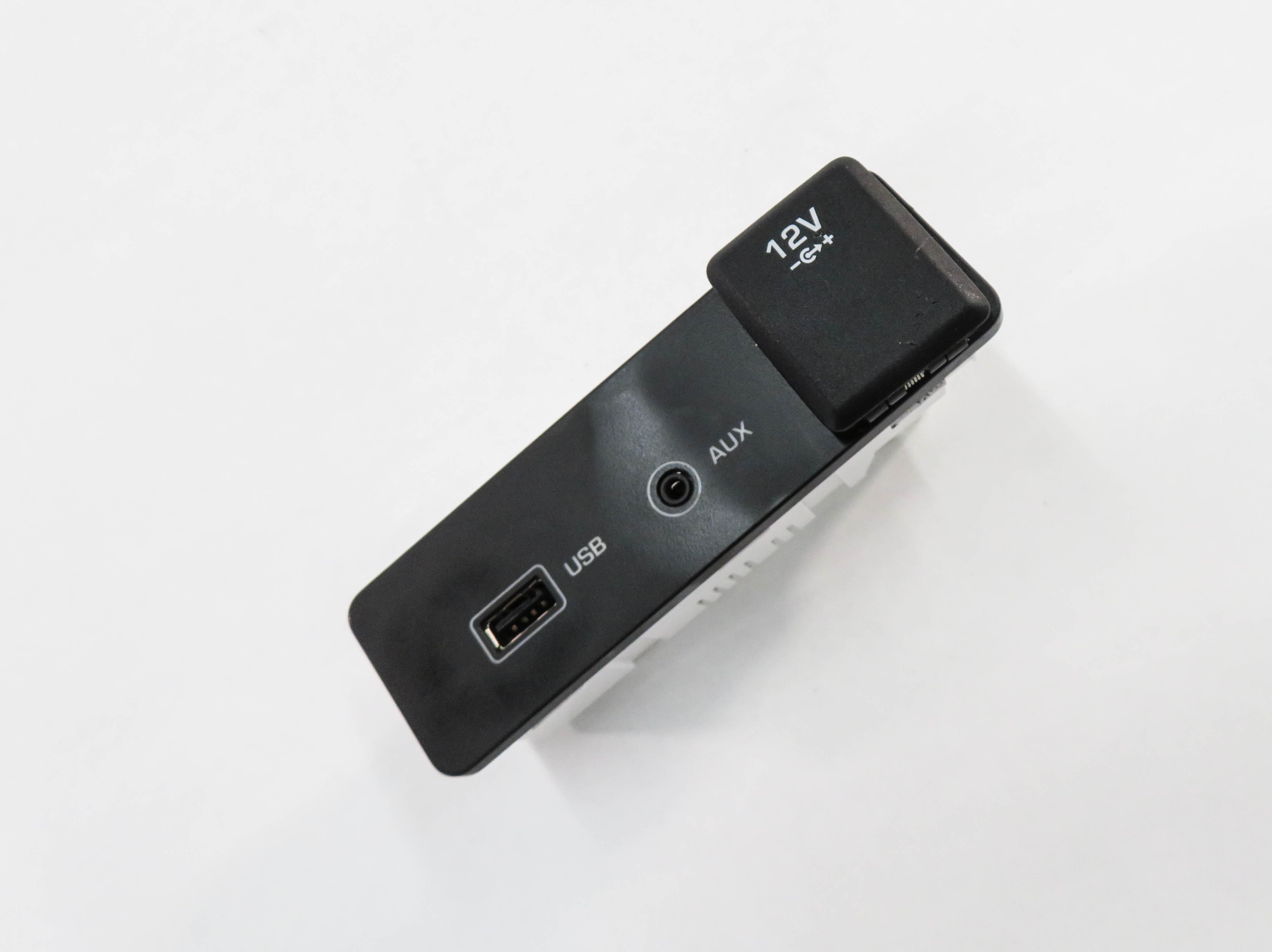 2017 LAND ROVER DISCOVERY SPORT (L550) USB AUXILIARY AUDIO INPUT JACK w/ 12v — exact item pictured