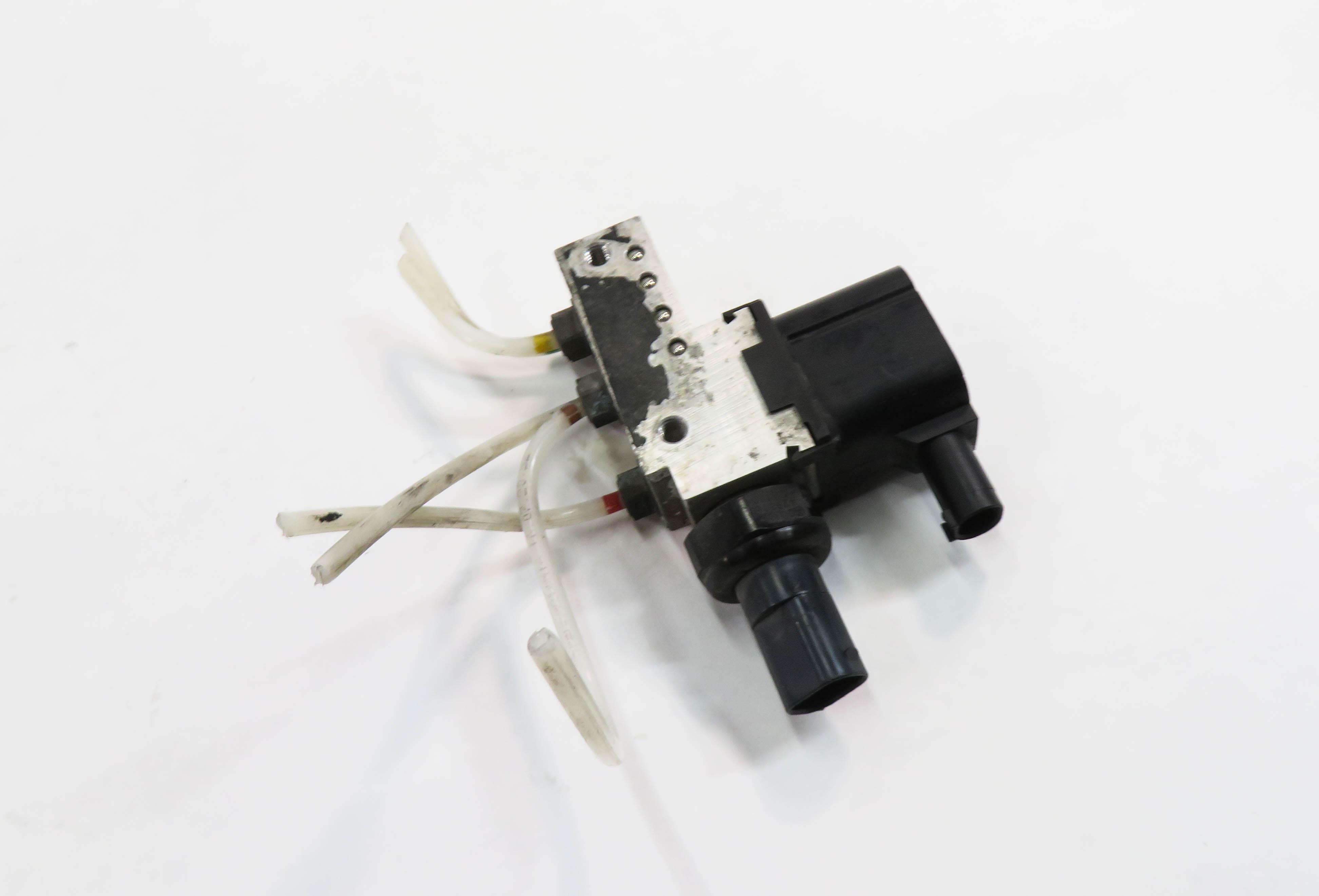 2008 MERCEDES CLS550 (W219) AIR SUSPENSION VALVE BLOCK — exact item pictured