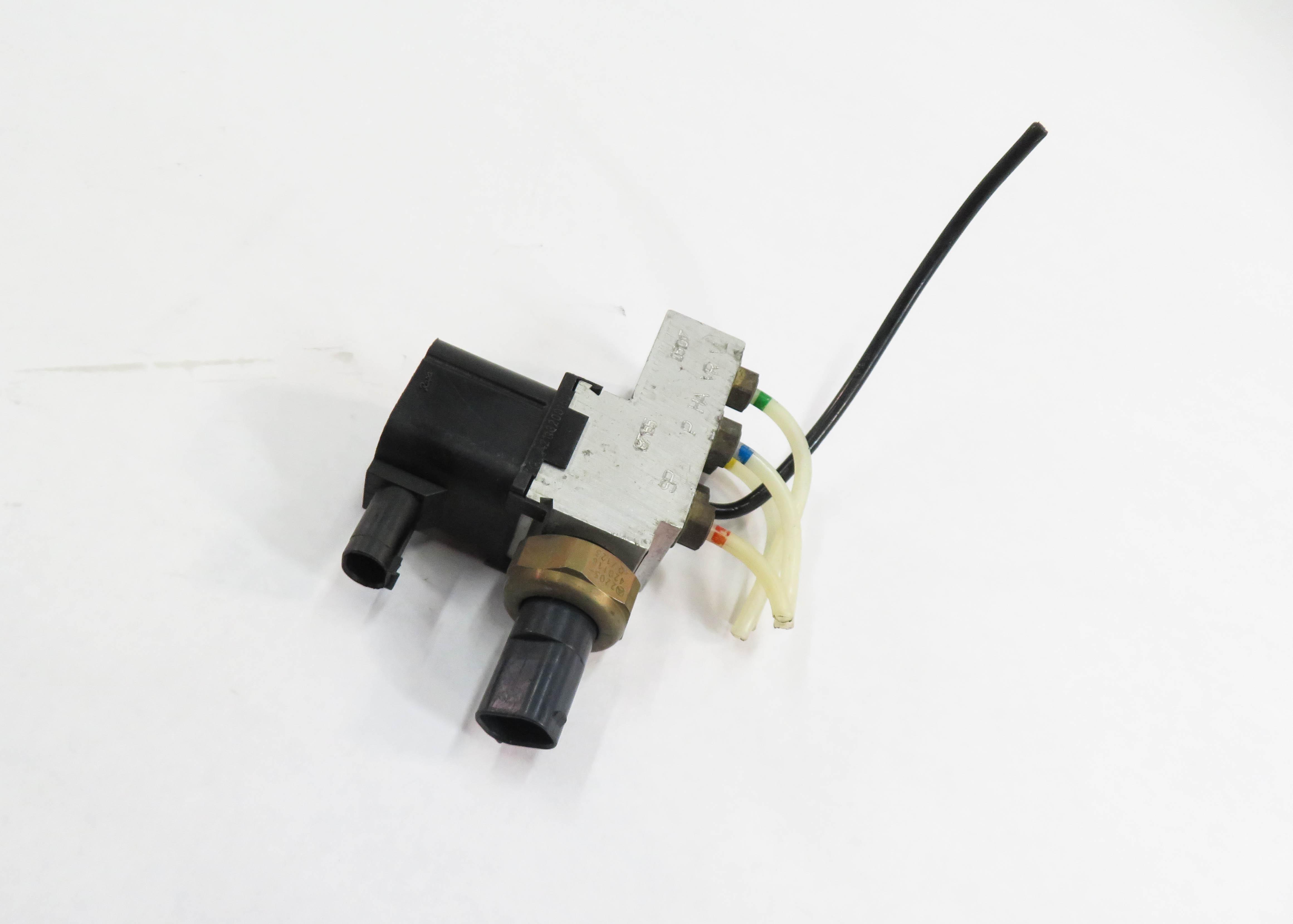 2006 MERCEDES CLS55 AMG (C219) AIR SUSPENSION VALVE BLOCK — exact item pictured