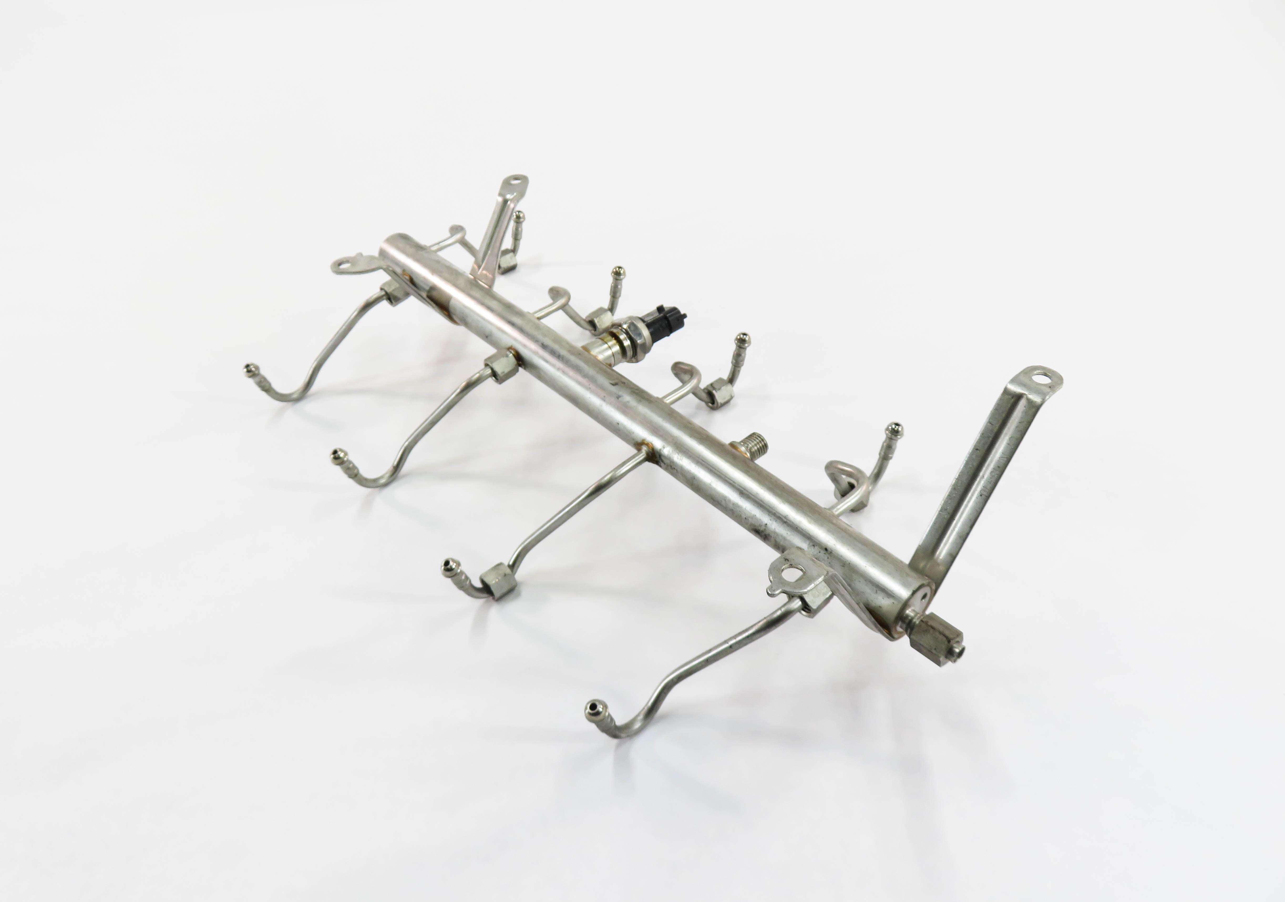 2010 PORSCHE PANAMERA (970 G1) 4.8L M48 TURBO ENGINE - FUEL INJECTION RAIL — exact item pictured