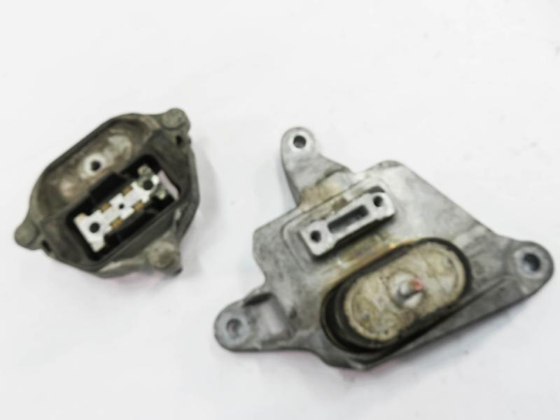 2012 AUDI A5 (B8 8T) 2.0L CAEB TURBO ENGINE - TRANSMISSION MOUNT BRACKET — exact item pictured