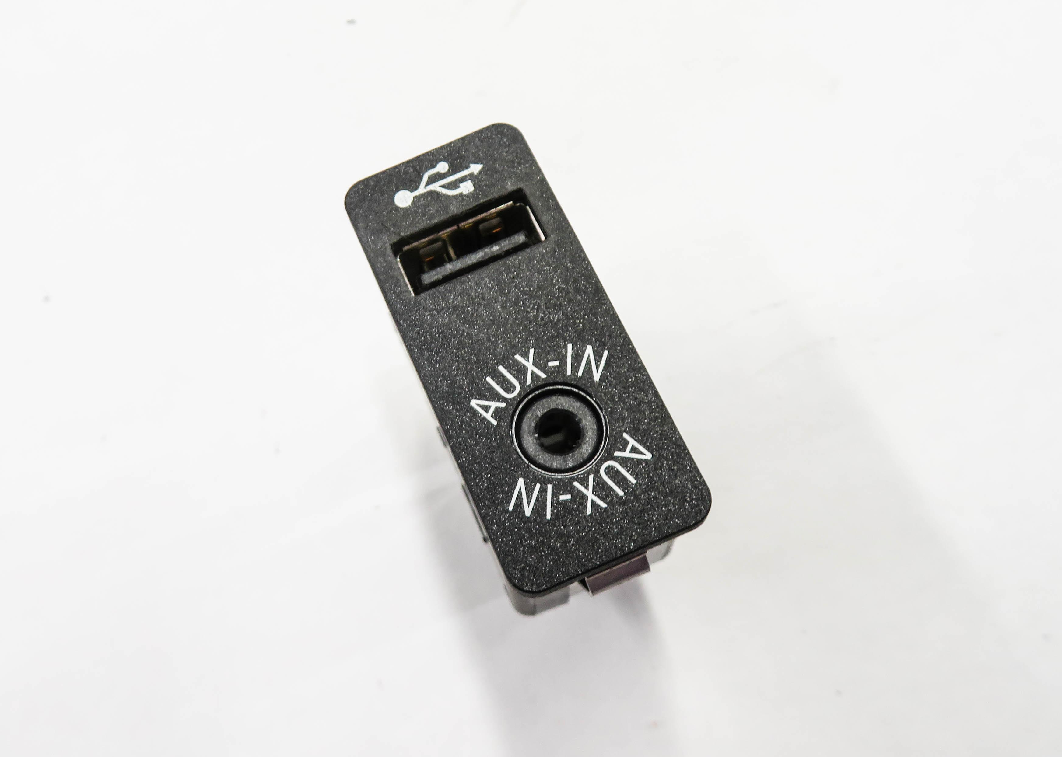 2013 BMW 535i (F10) RADIO STEREO AUX AUXILIARY AUDIO IN INPUT JACK w/ USB — exact item pictured
