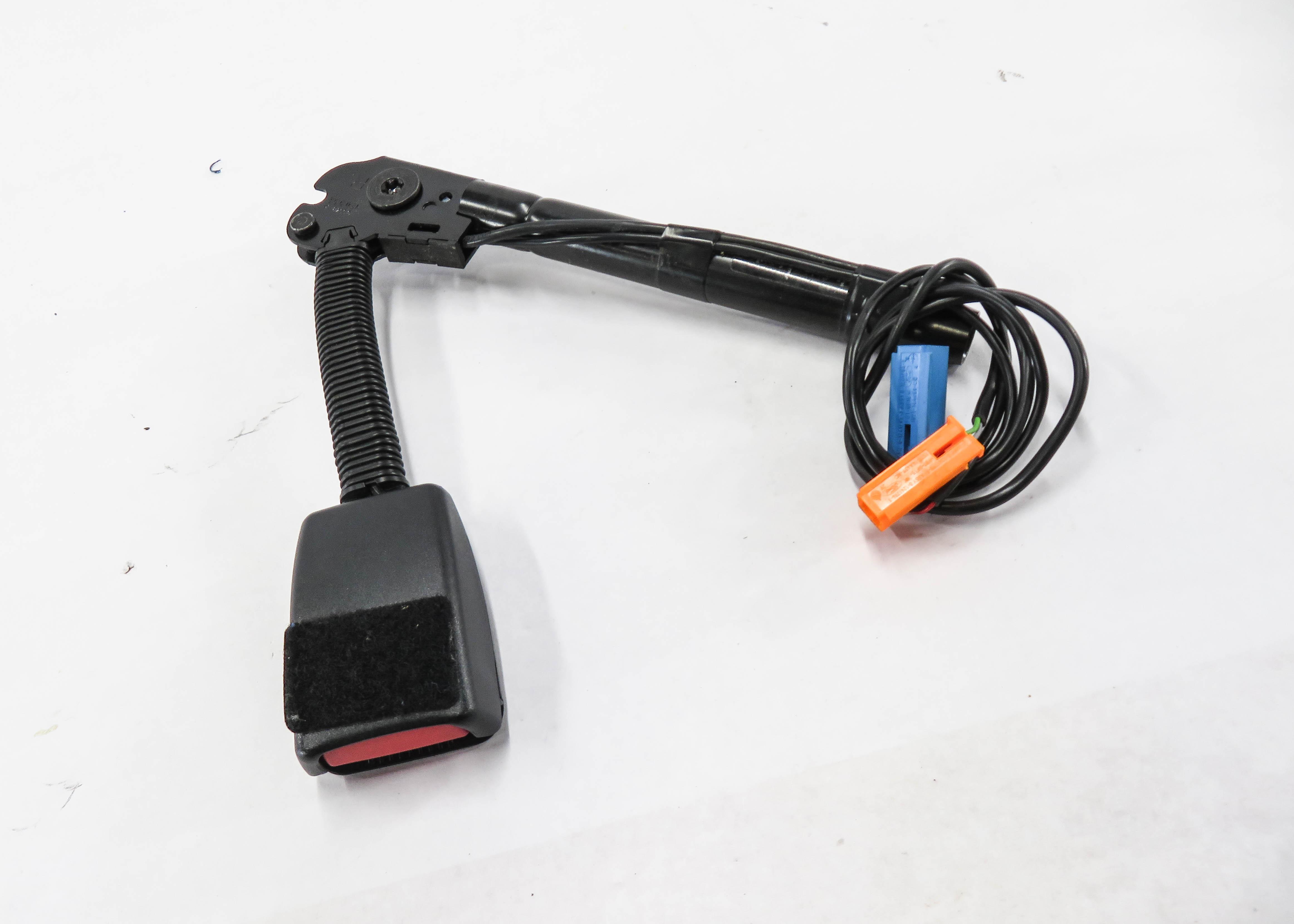 2005-2006 LR3 / RANGE ROVER SPORT (L320) RIGHT FRONT SEATBELT BUCKLE RECEIVER — exact item pictured