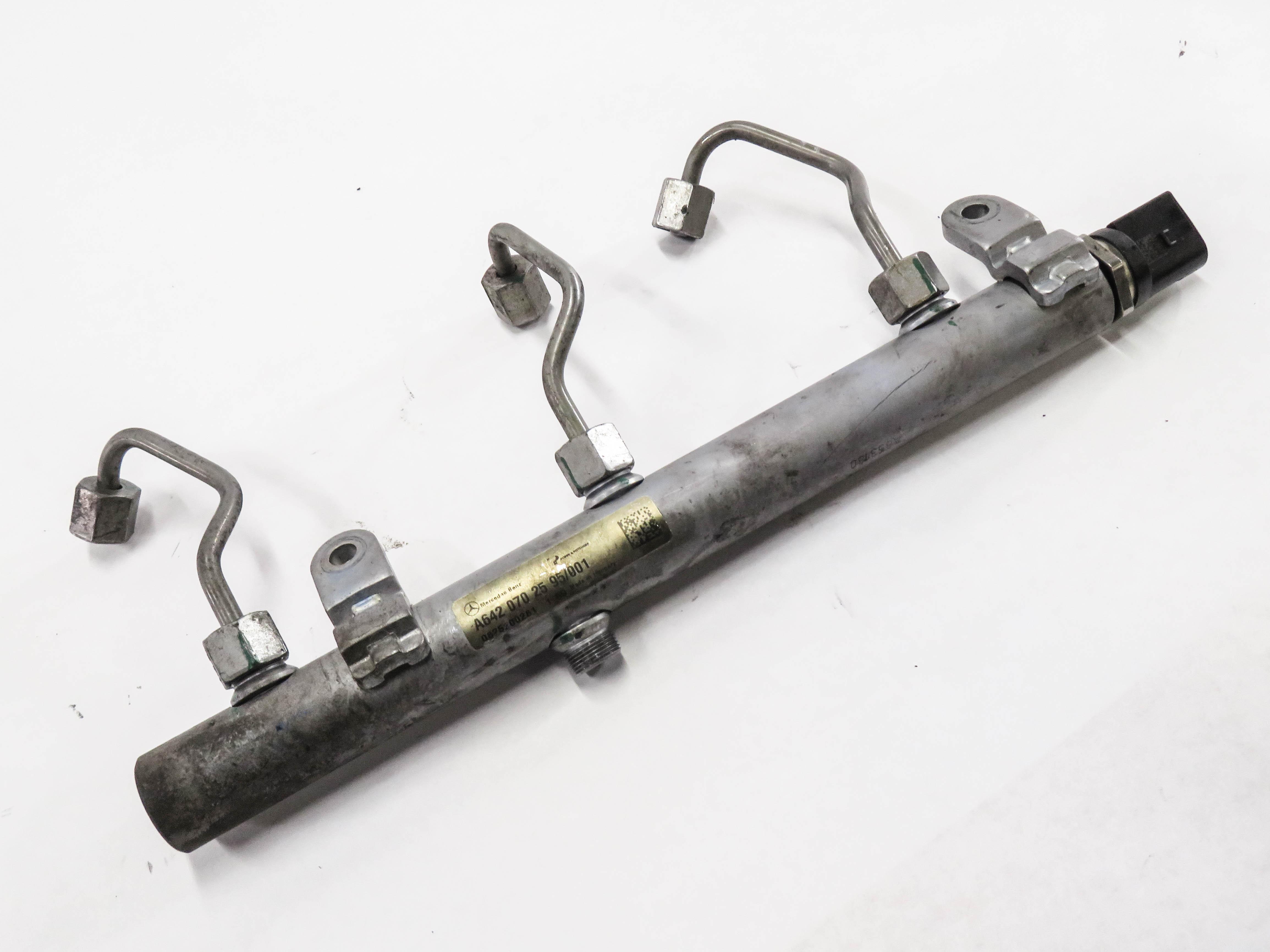 2009 MERCEDES GL320 (X164) 3.0L OM642 DIESEL ENGINE - RIGHT FUEL RAIL w/ LINES — exact item pictured
