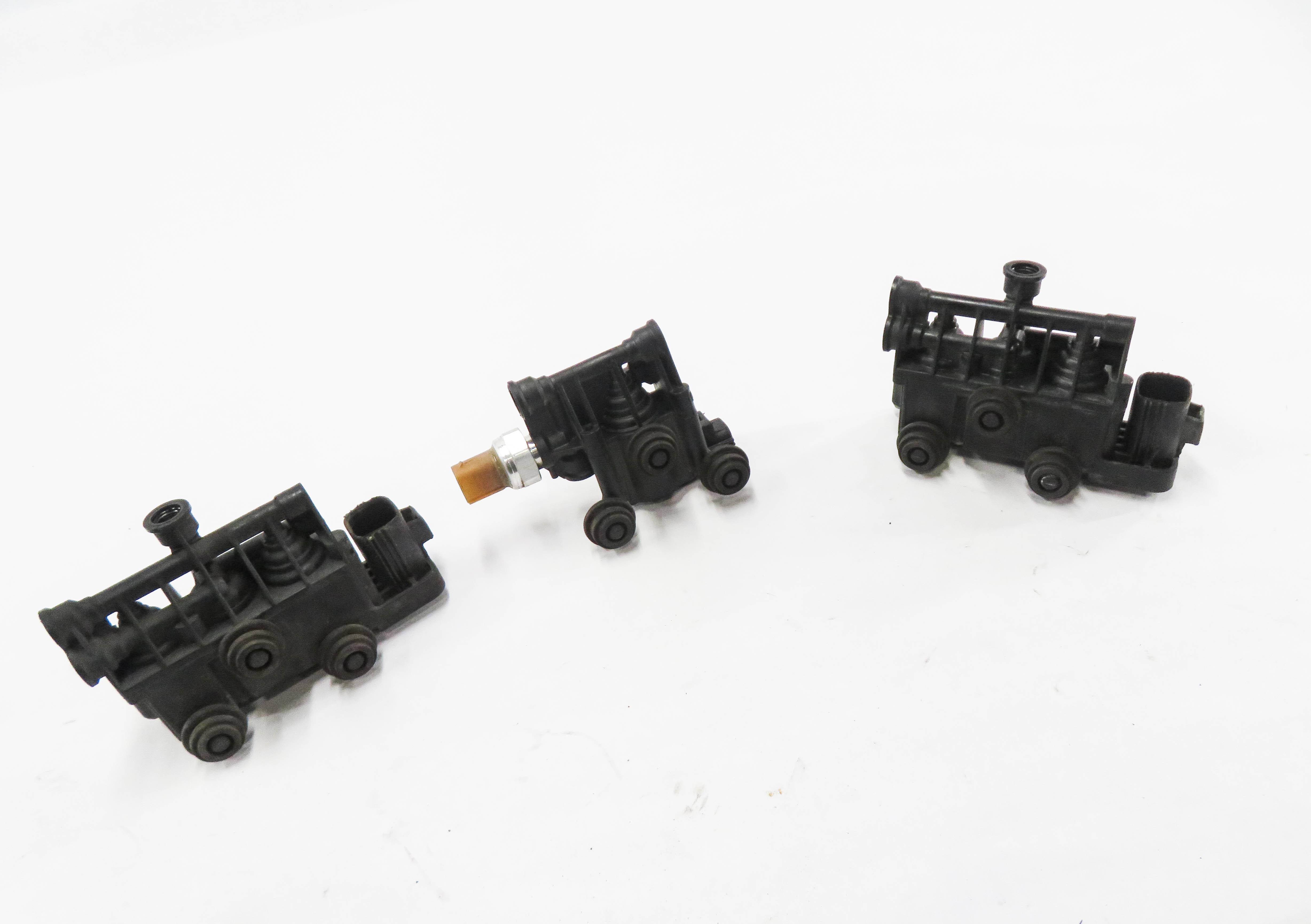 2012 RANGE ROVER SPORT (L320) AIR SUSPENSION VALVE BLOCK SET-3 — exact item pictured