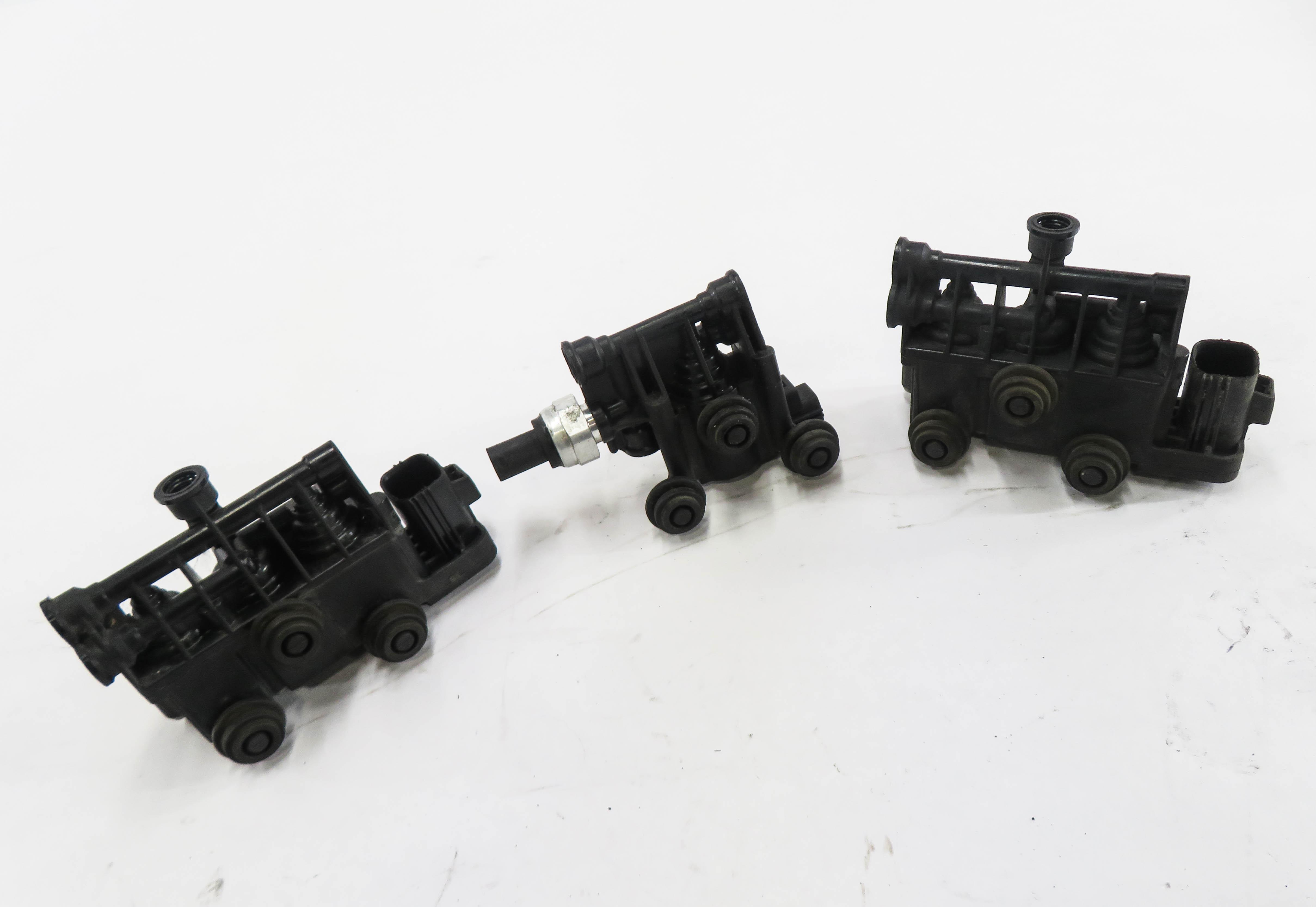 2013 LAND ROVER LR4 AIR SUSPENSION VALVE BLOCK SET — exact item pictured