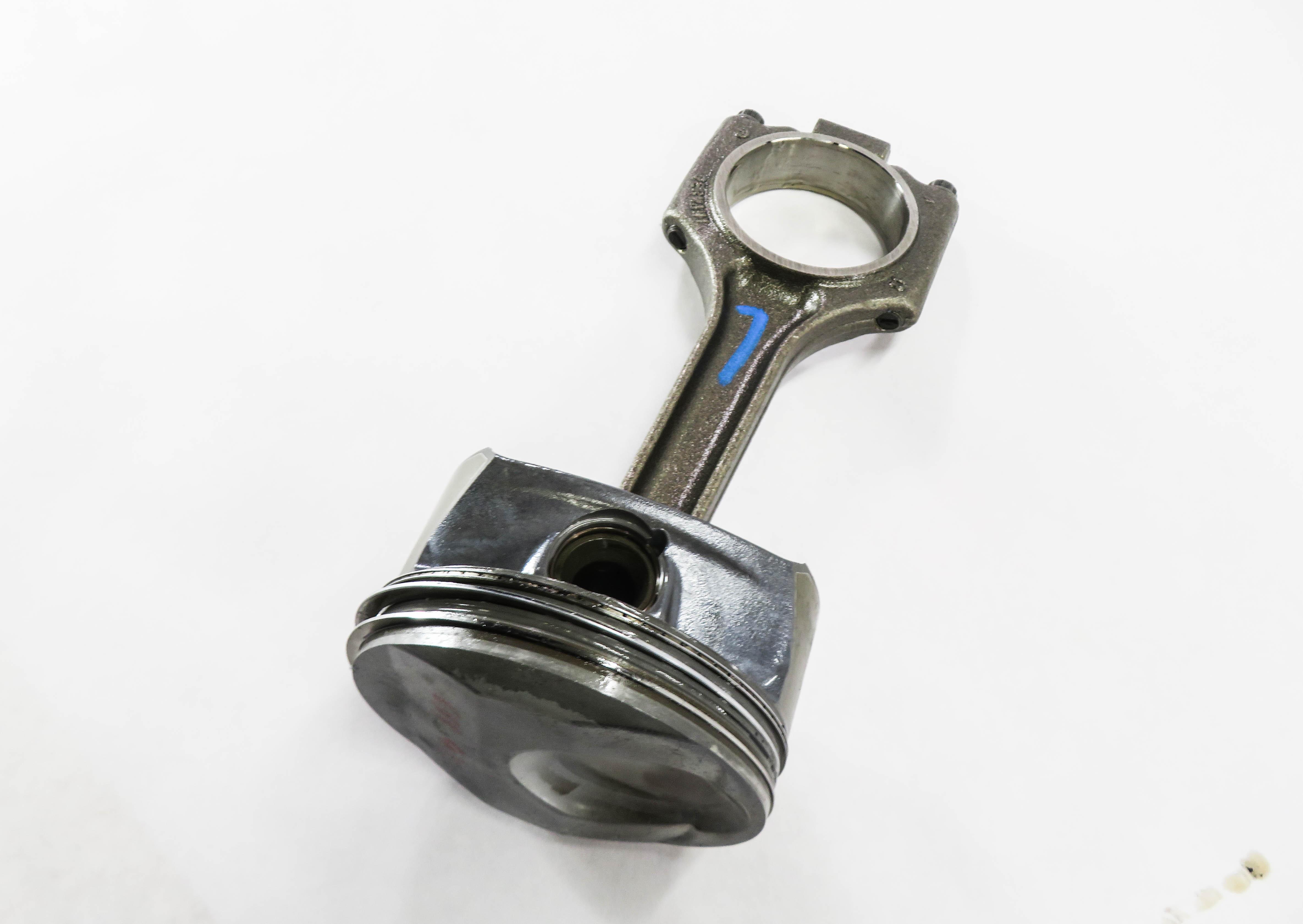 08-10 PORSCHE CAYENNE (957) 4.8L M49.01 ENGINE- RIGHT PISTON w/ CONNECTING ROD — exact item pictured
