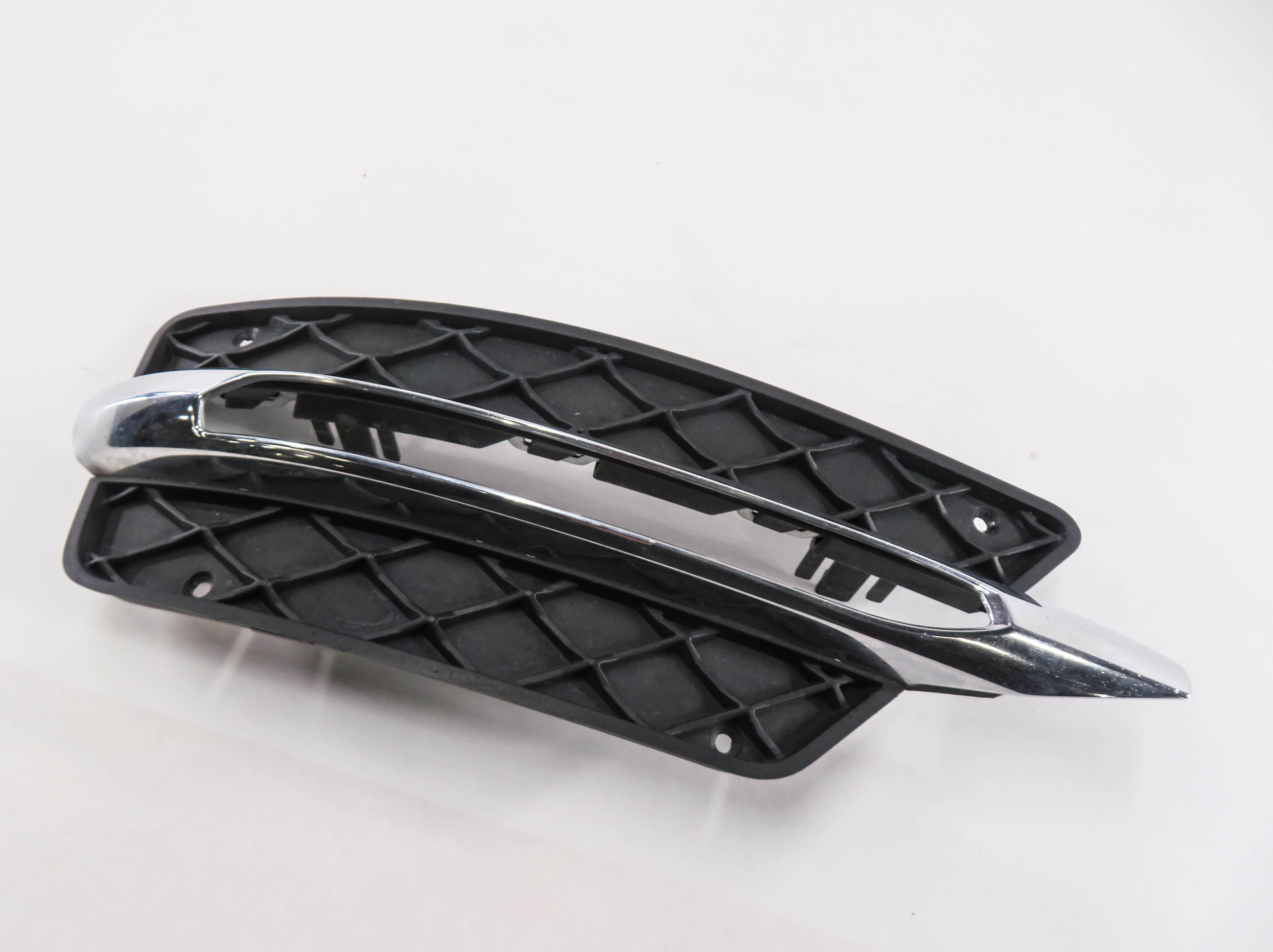 2012 MERCEDES C250 (W204) RIGHT FRONT PASSENGER FOGLIGHT GRILLE TRIM — exact item pictured