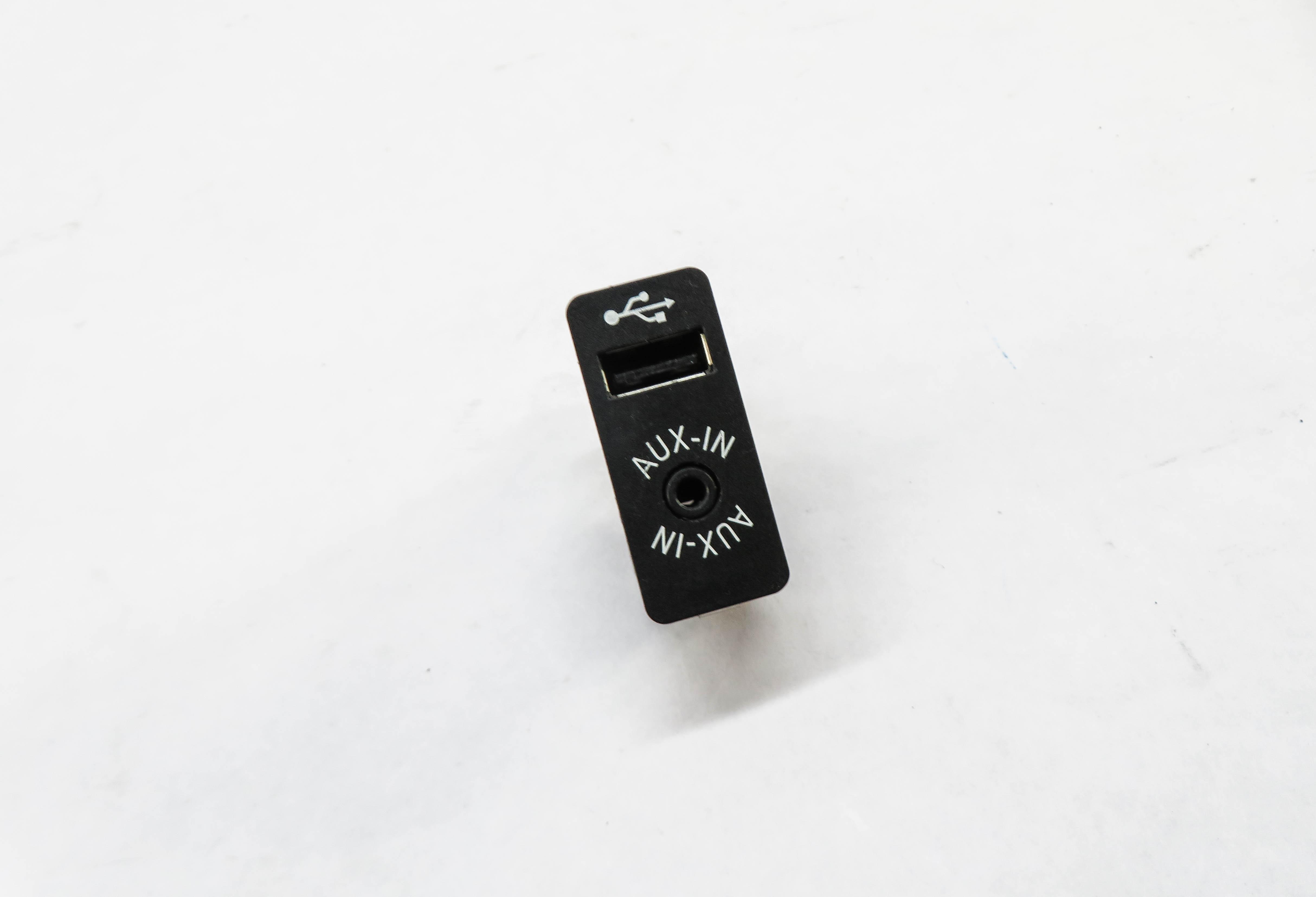 2015 BMW X5 (F15) RADIO STEREO AUXILIARY AUDIO IN INPUT JACK w/ USB — exact item pictured