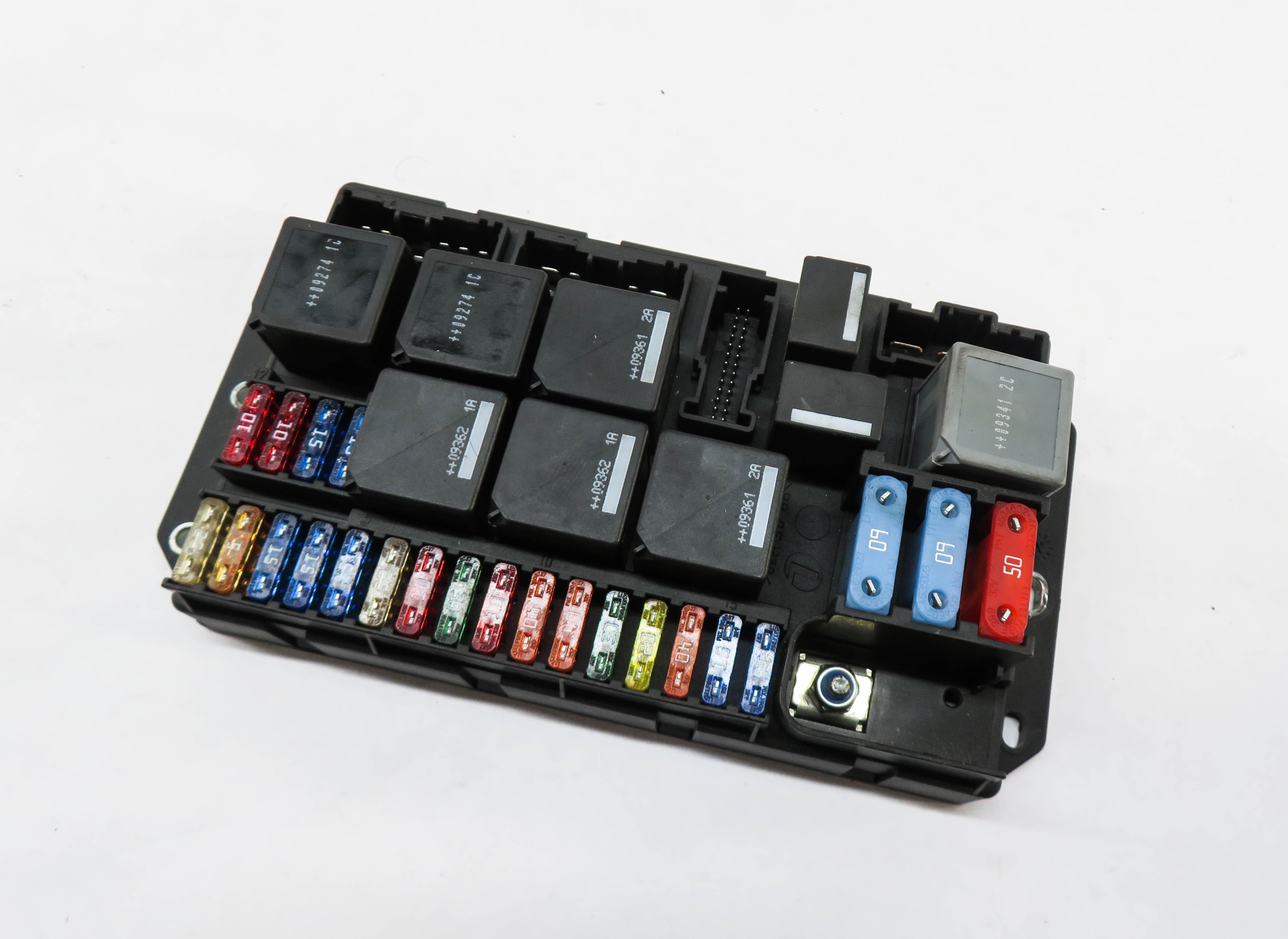 2010-2012 RANGE ROVER (L322) 5.0L SUPERCHARGED ENGINE FUSE BOX — exact item pictured