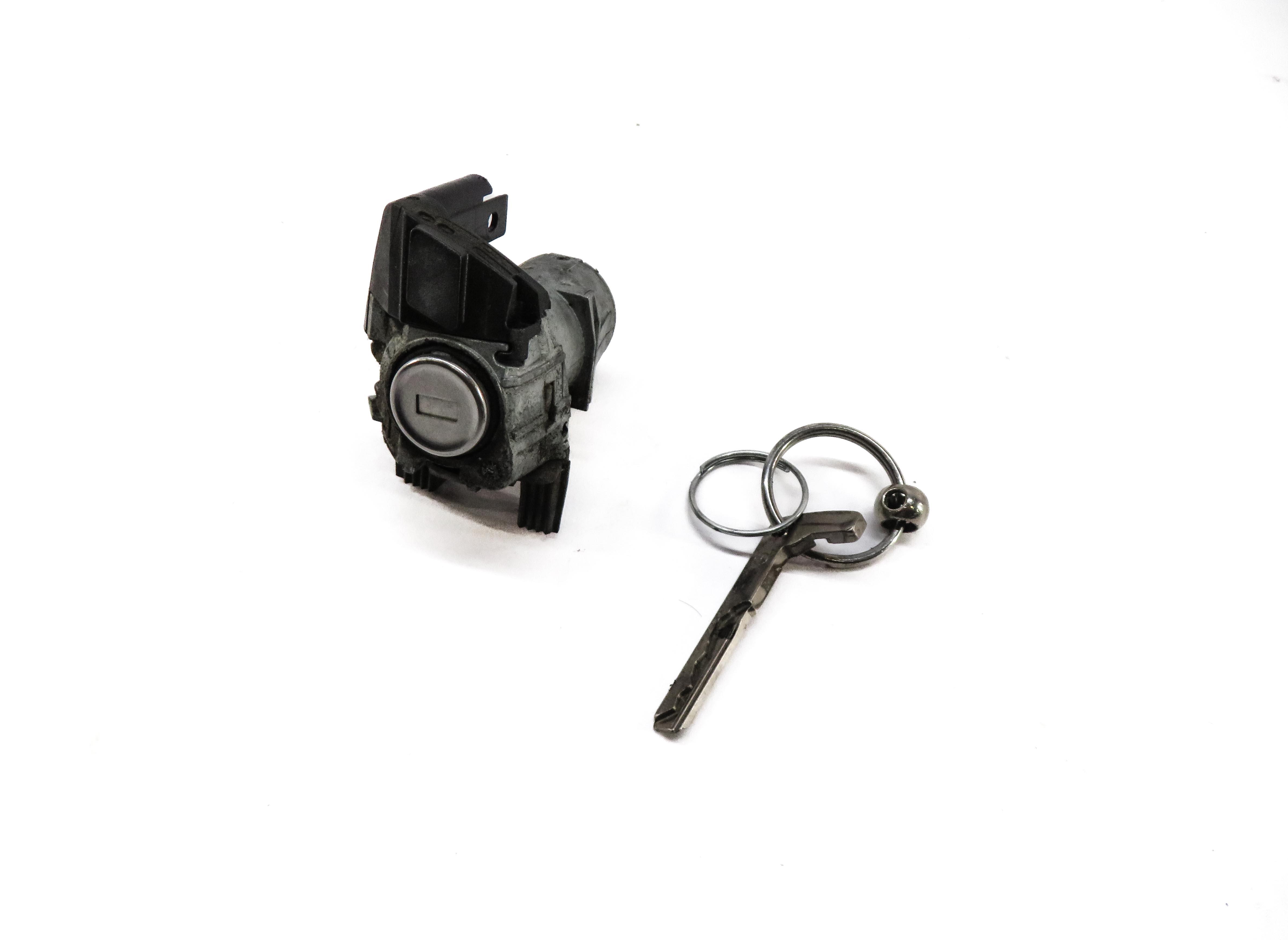 2014 MERCEDES GL450 (X166) LEFT FRONT DRIVER DOOR HANDLE LOCK CYLINDER w/ KEY — exact item pictured