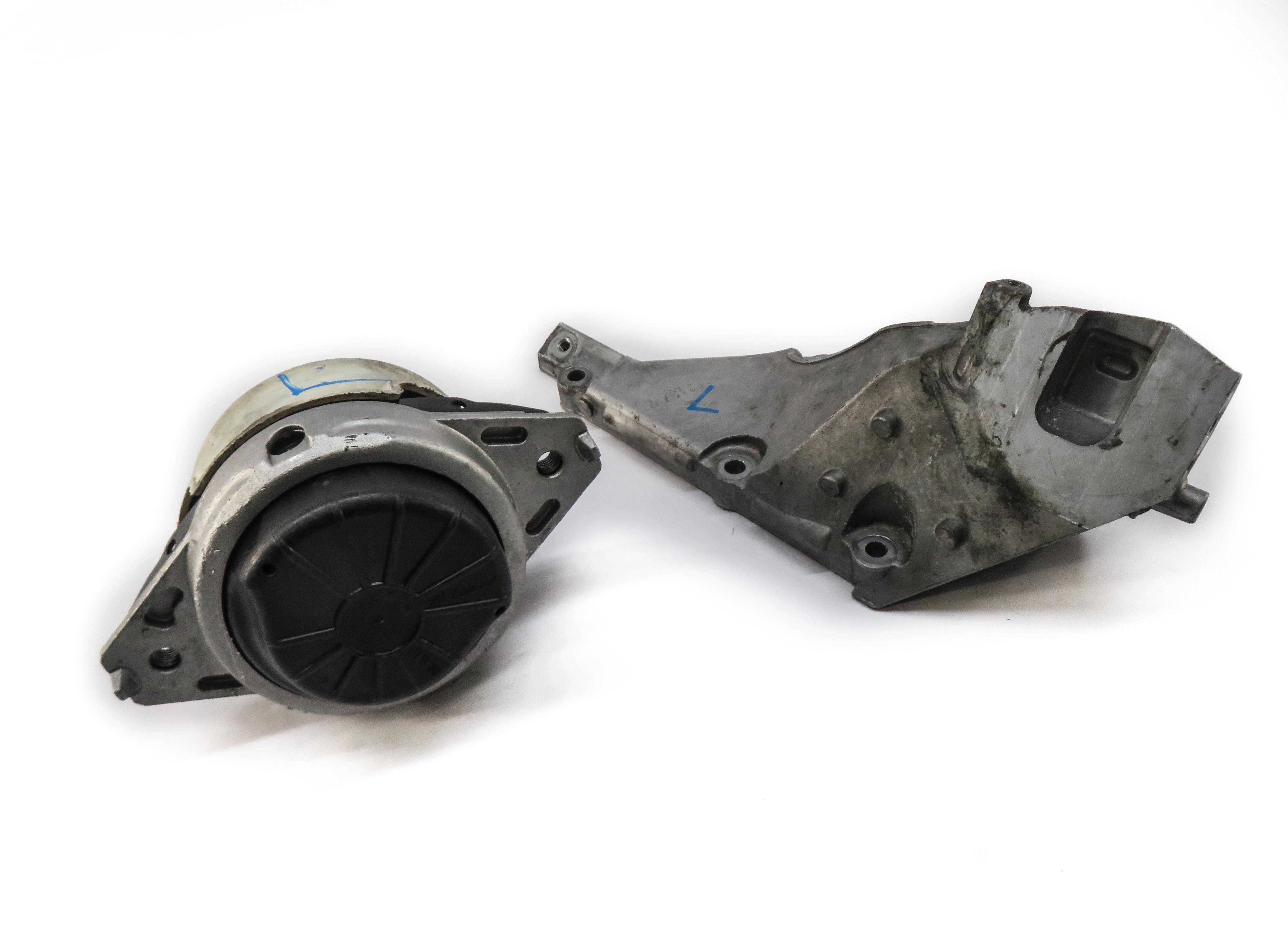 2014 MERCEDES GL450 (X166) 4.6L M278 V8 ENGINE LEFT MOTOR MOUNT BRACKET SET — exact item pictured