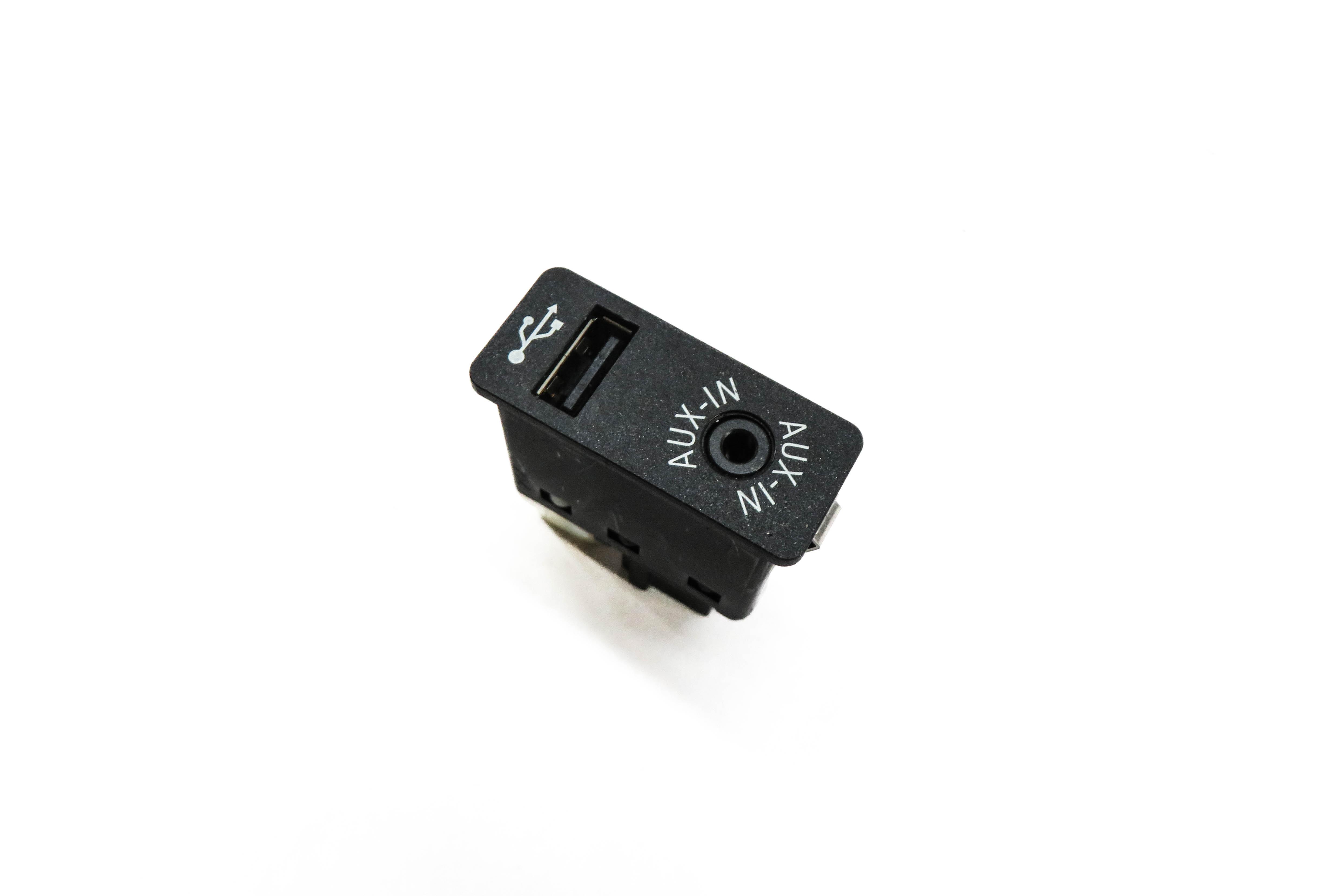 2013 BMW M5 ///M (F10) RADIO STEREO AUXILIARY AUDIO IN INPUT JACK w/ USB — exact item pictured