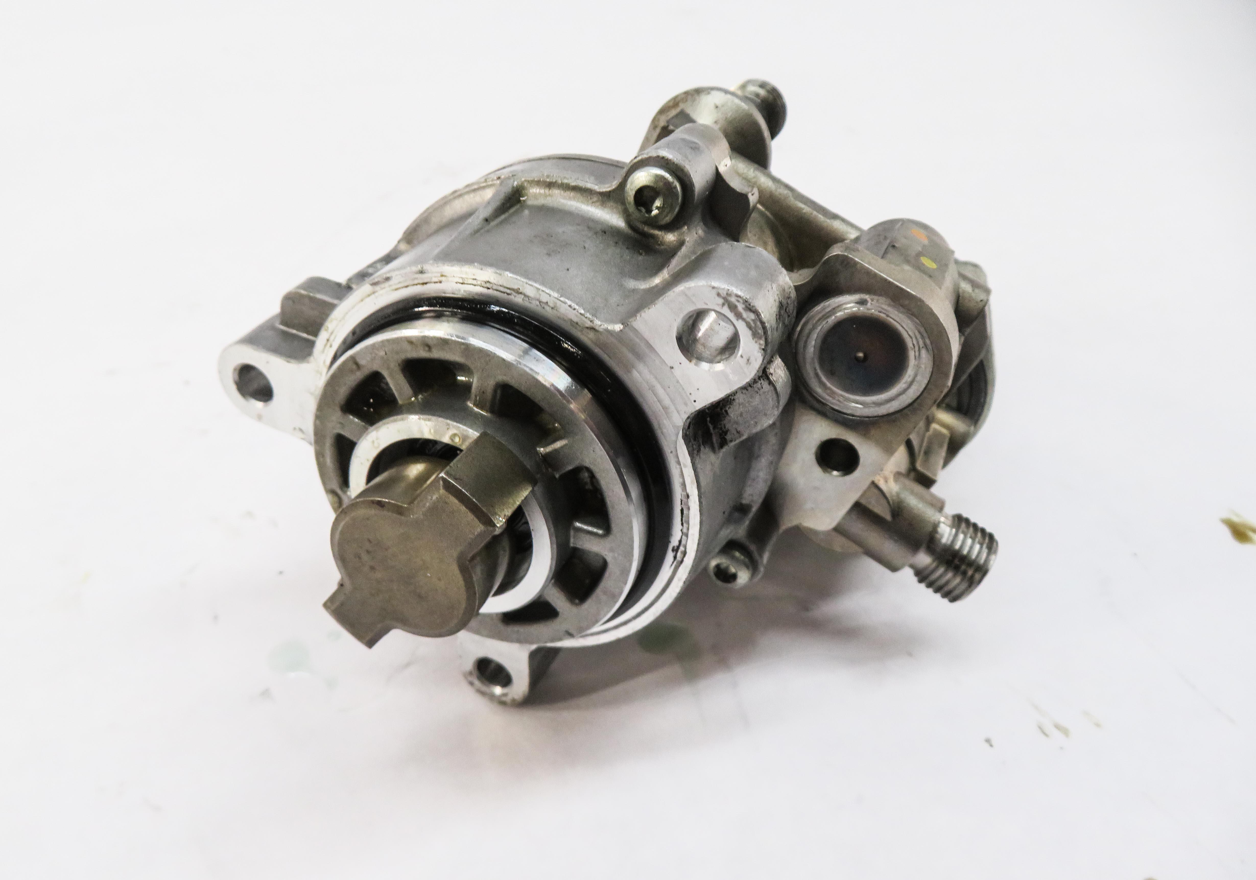 10-12 BMW 135i 335i 535i 640i X3 X5 X6 (E87 E90 E70) 3.0L N55 BRAKE VACUUM PUMP — exact item pictured