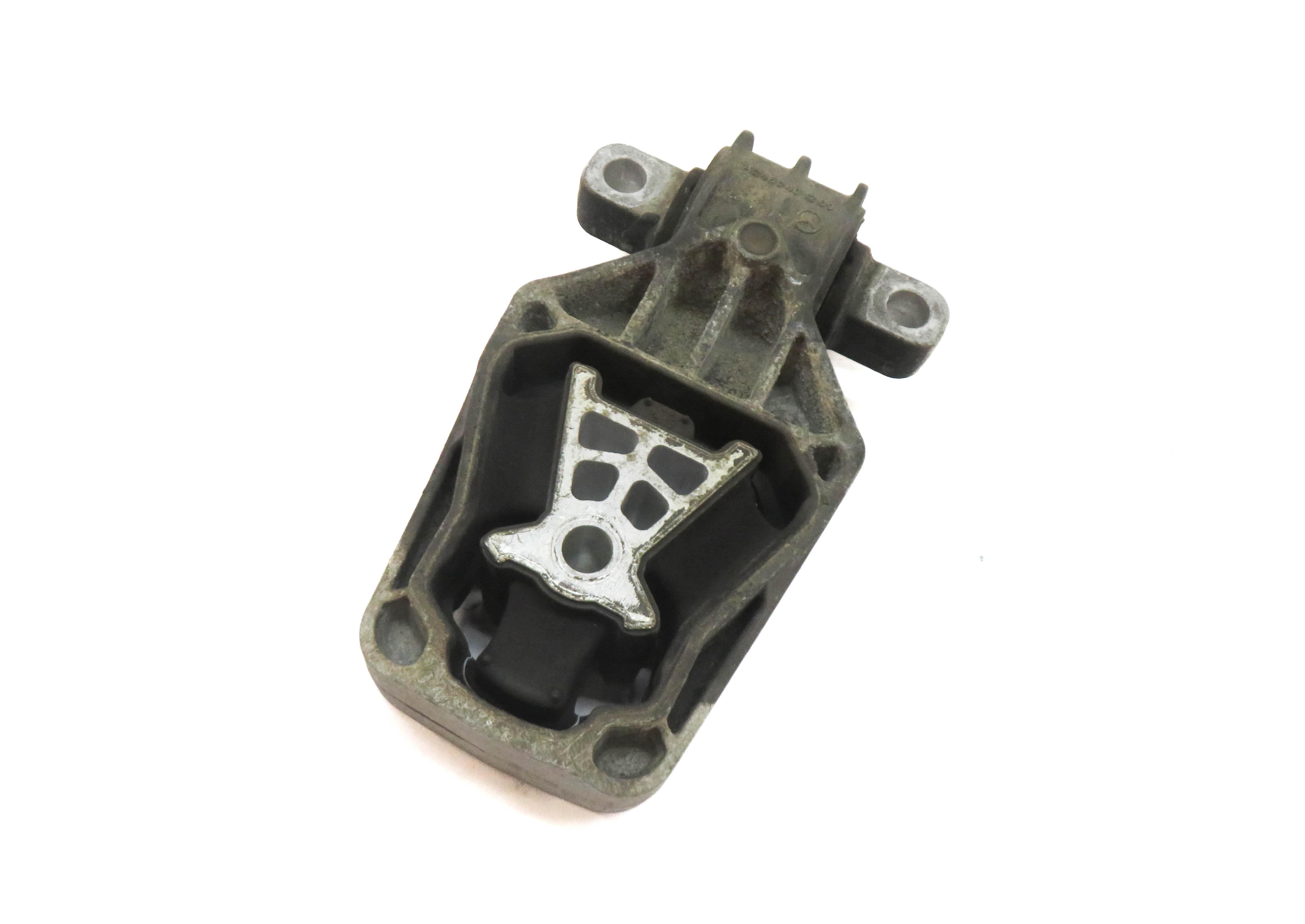 2017 MERCEDES GLA250 (X156) 2.0L M270 ENGINE LOWER TRANSMISSION MOUNT BRACKET — exact item pictured